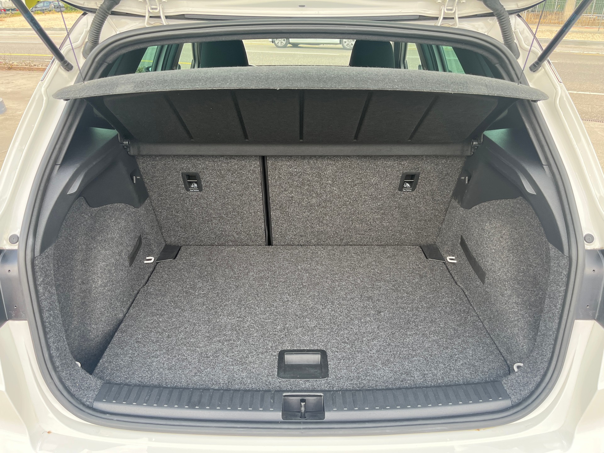 SEAT Arona 1.0 TSI Eco DSG FR 116CV de 1ère main, très bien soignée! Blanc avec toit noir-image-15