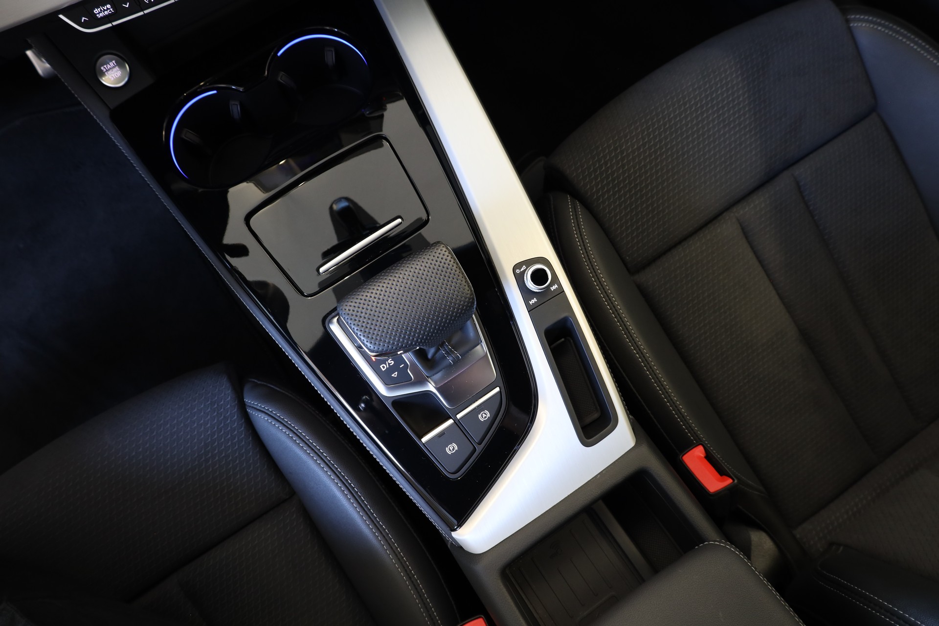 AUDI A4 Avant 40 TDI S line quattro S-tronic-image-17