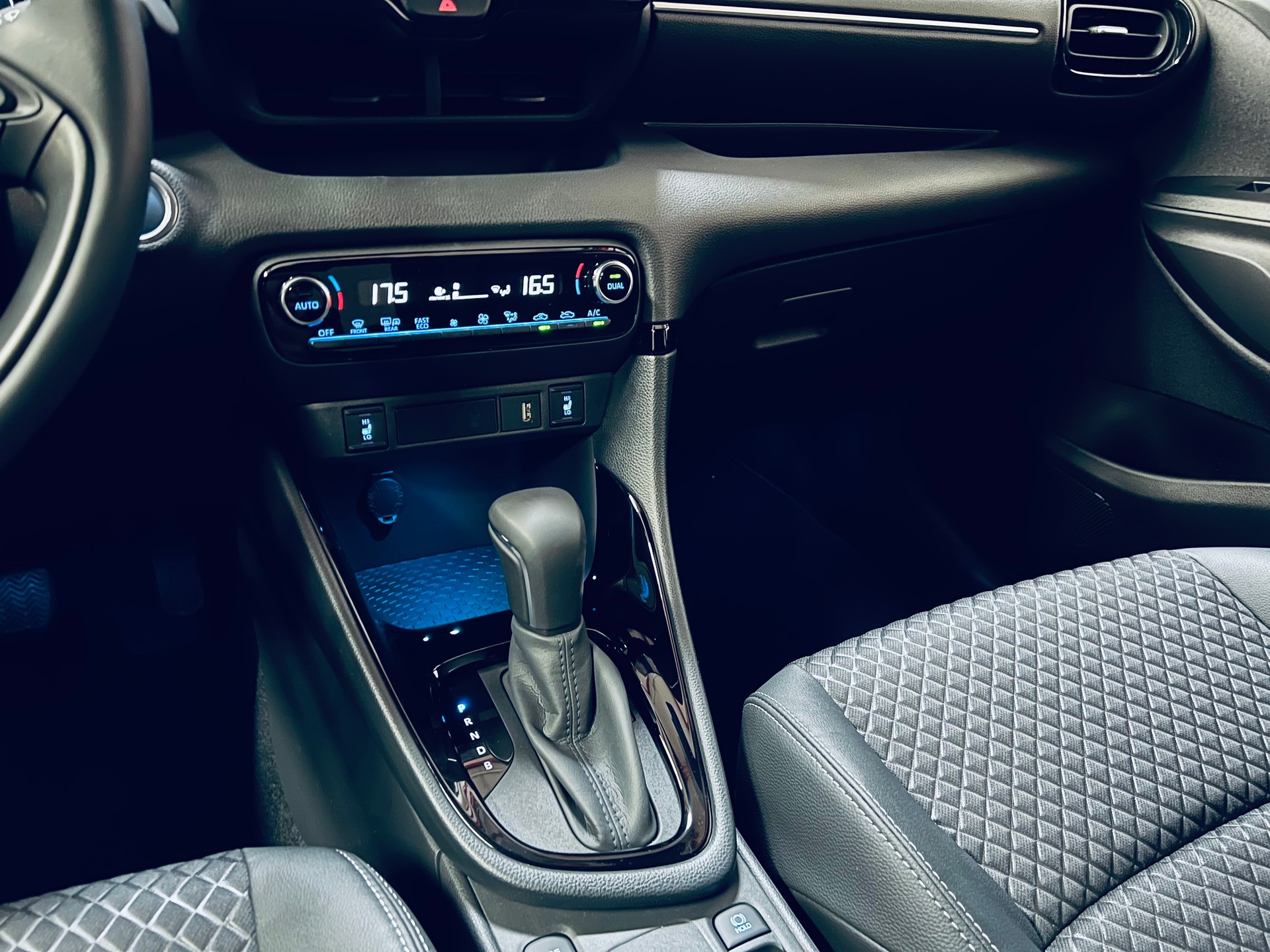 TOYOTA Yaris 1.5 Premium e-CVT-image-16