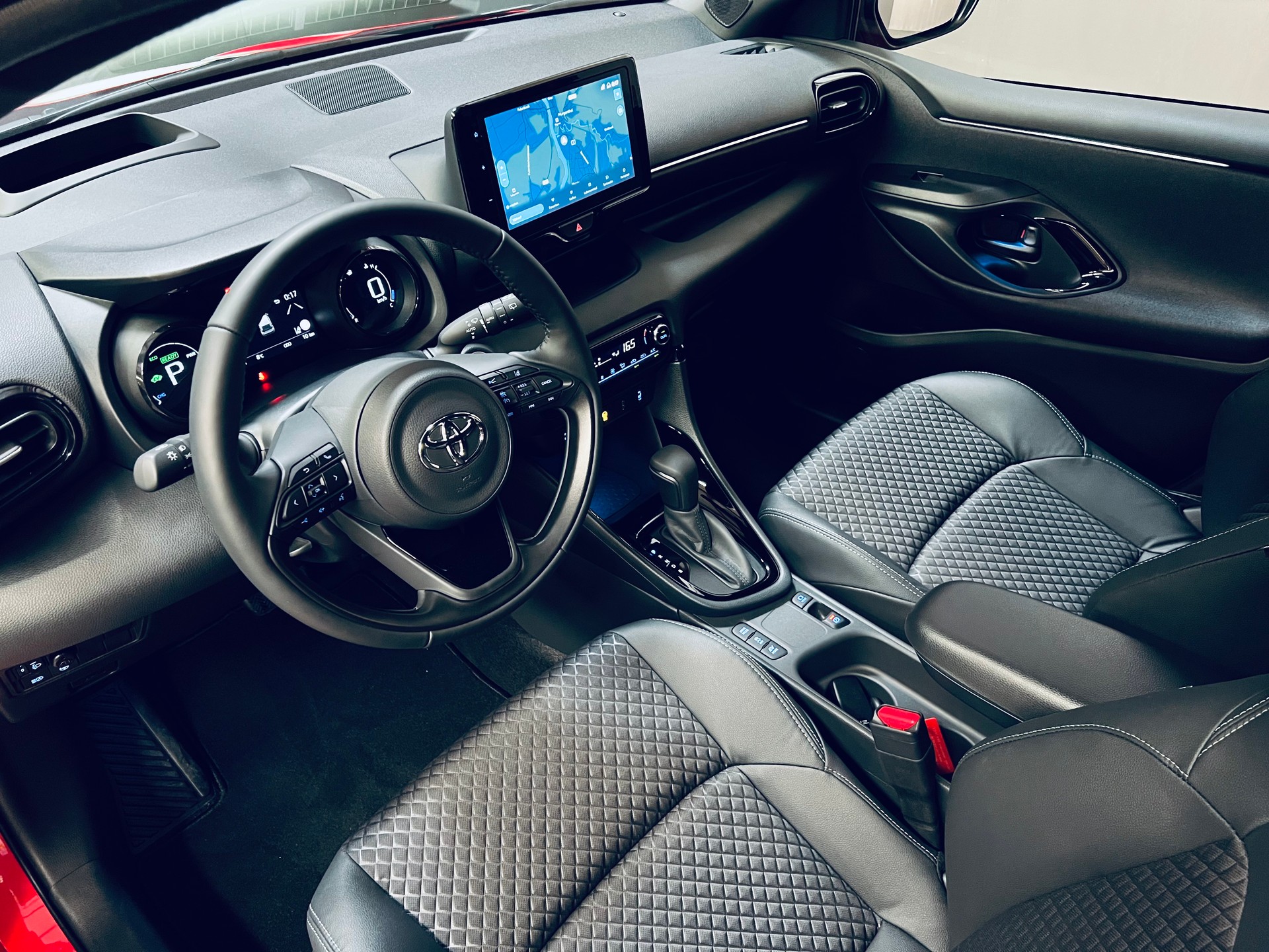 TOYOTA Yaris 1.5 Premium e-CVT-image-12