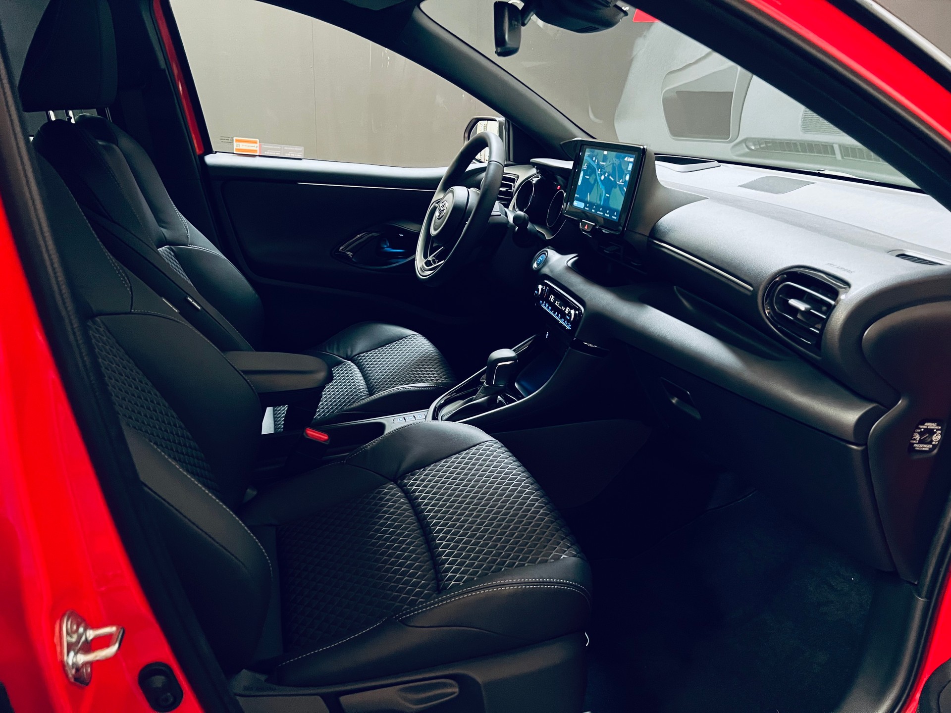TOYOTA Yaris 1.5 Premium e-CVT-image-18