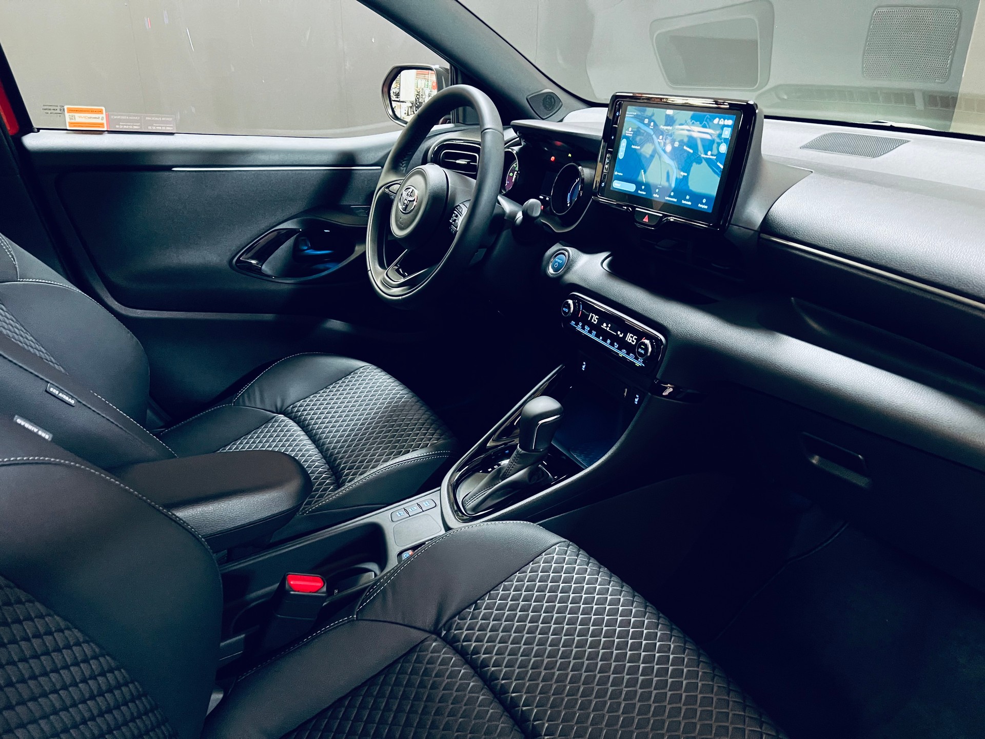 TOYOTA Yaris 1.5 Premium e-CVT-image-19