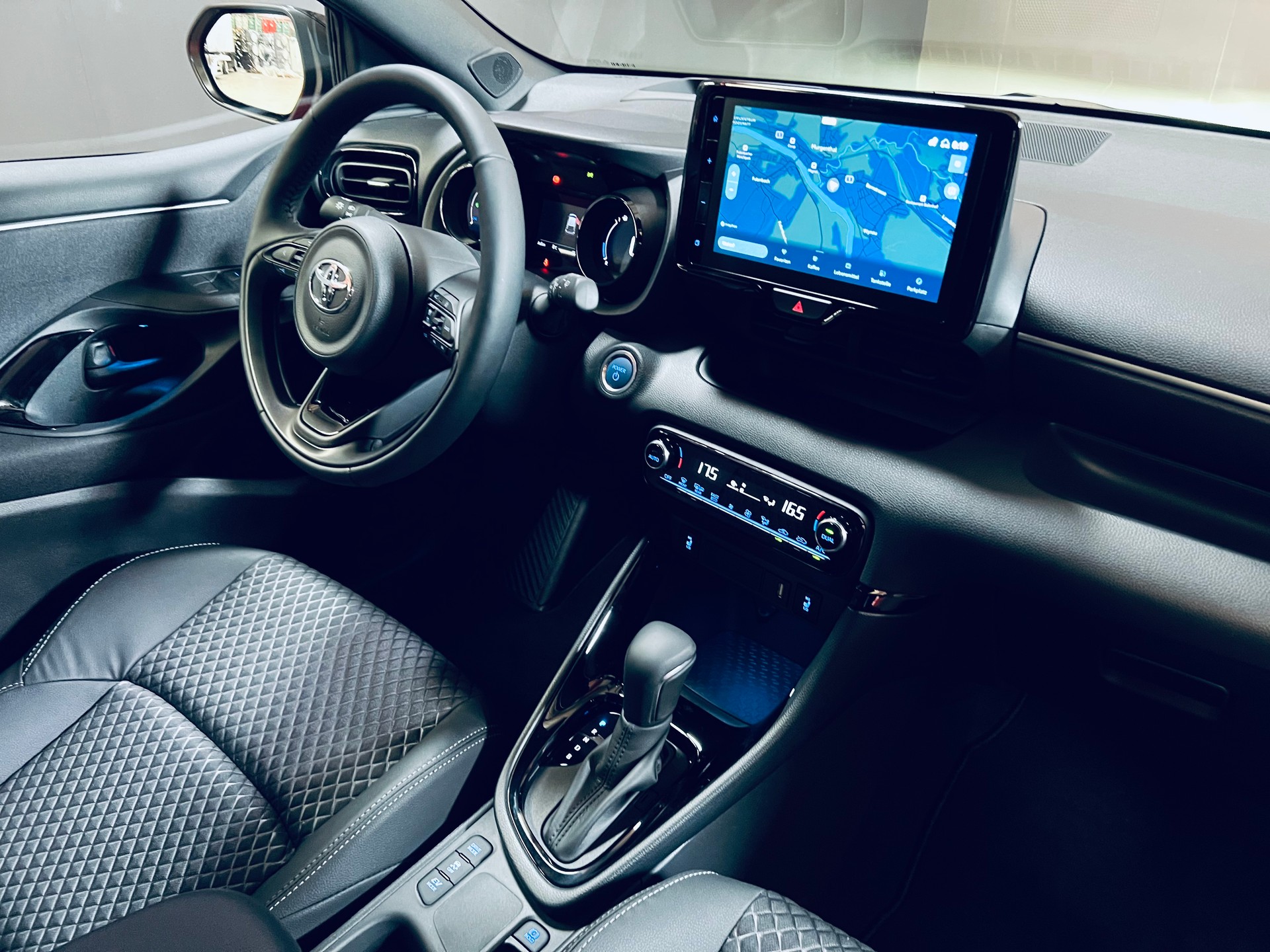 TOYOTA Yaris 1.5 Premium e-CVT-image-20