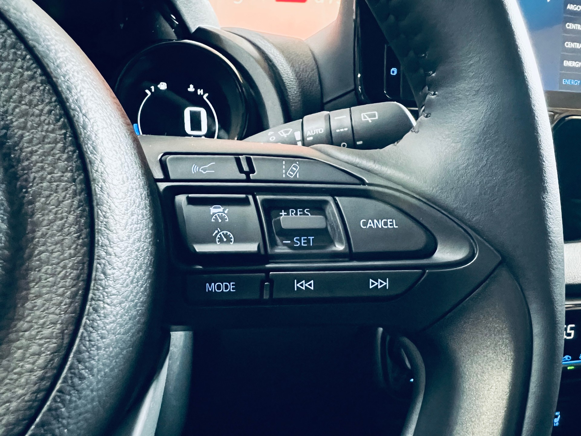 TOYOTA Yaris 1.5 Premium e-CVT-image-24