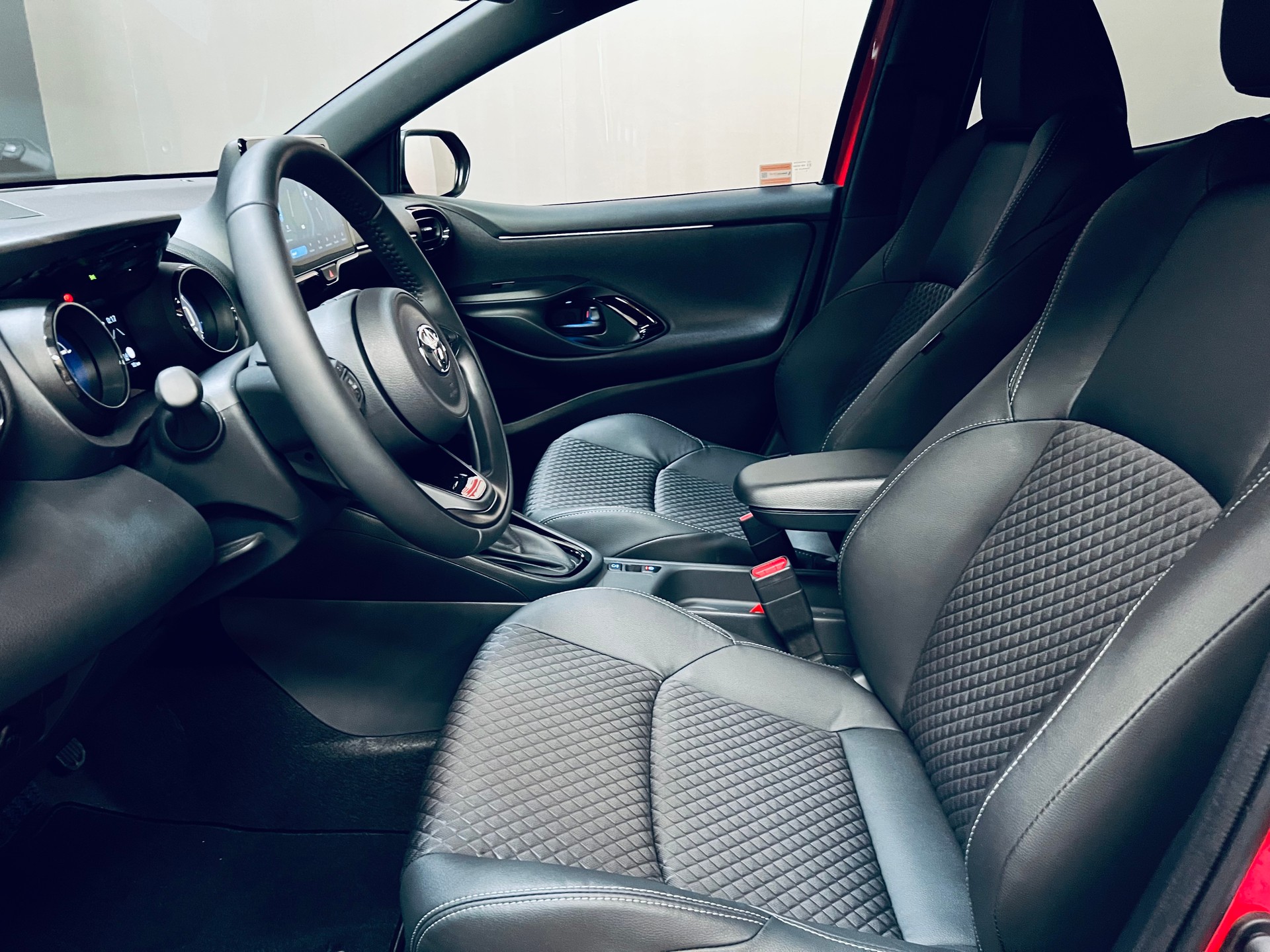 TOYOTA Yaris 1.5 Premium e-CVT-image-11