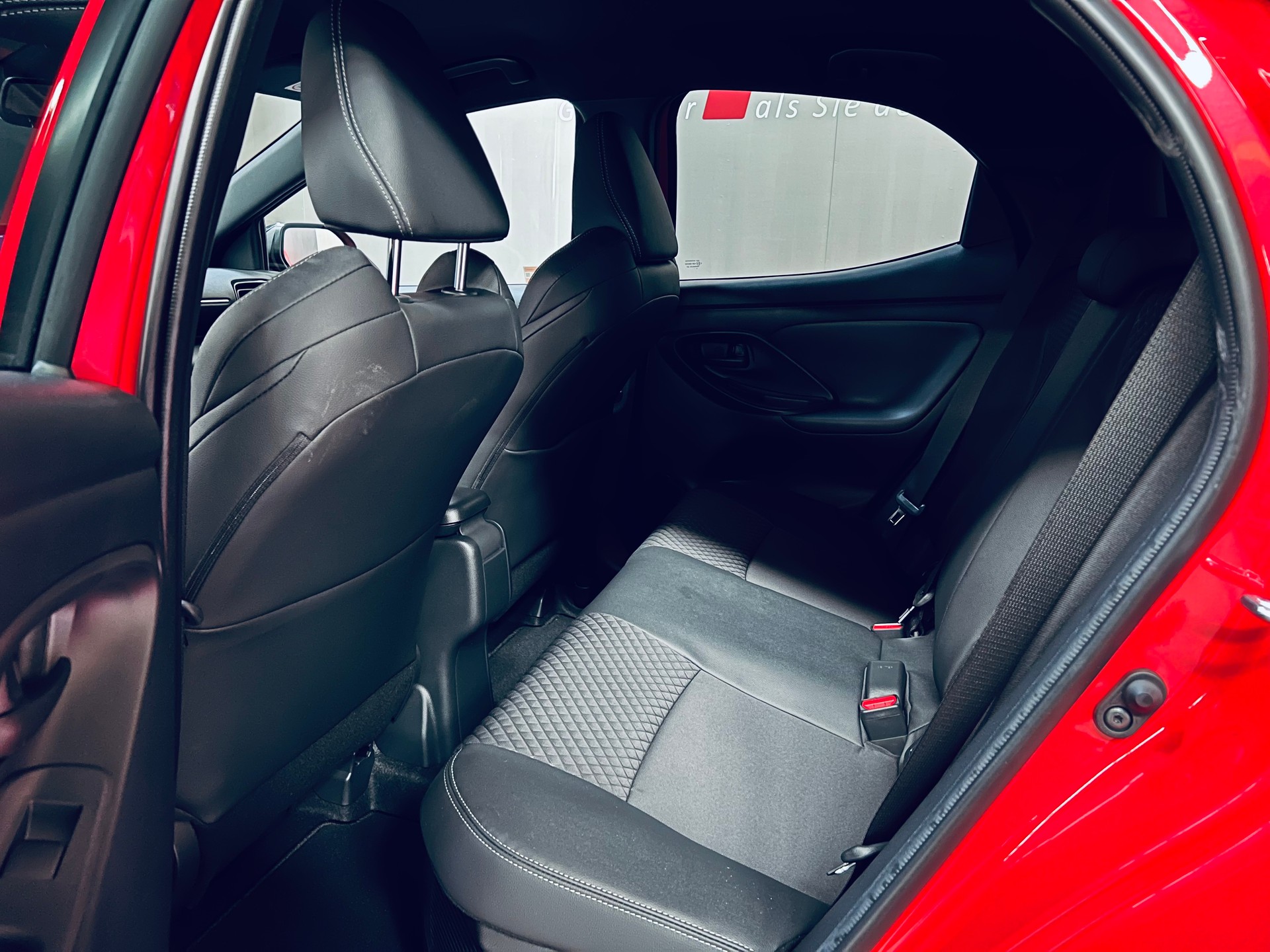 TOYOTA Yaris 1.5 Premium e-CVT-image-13