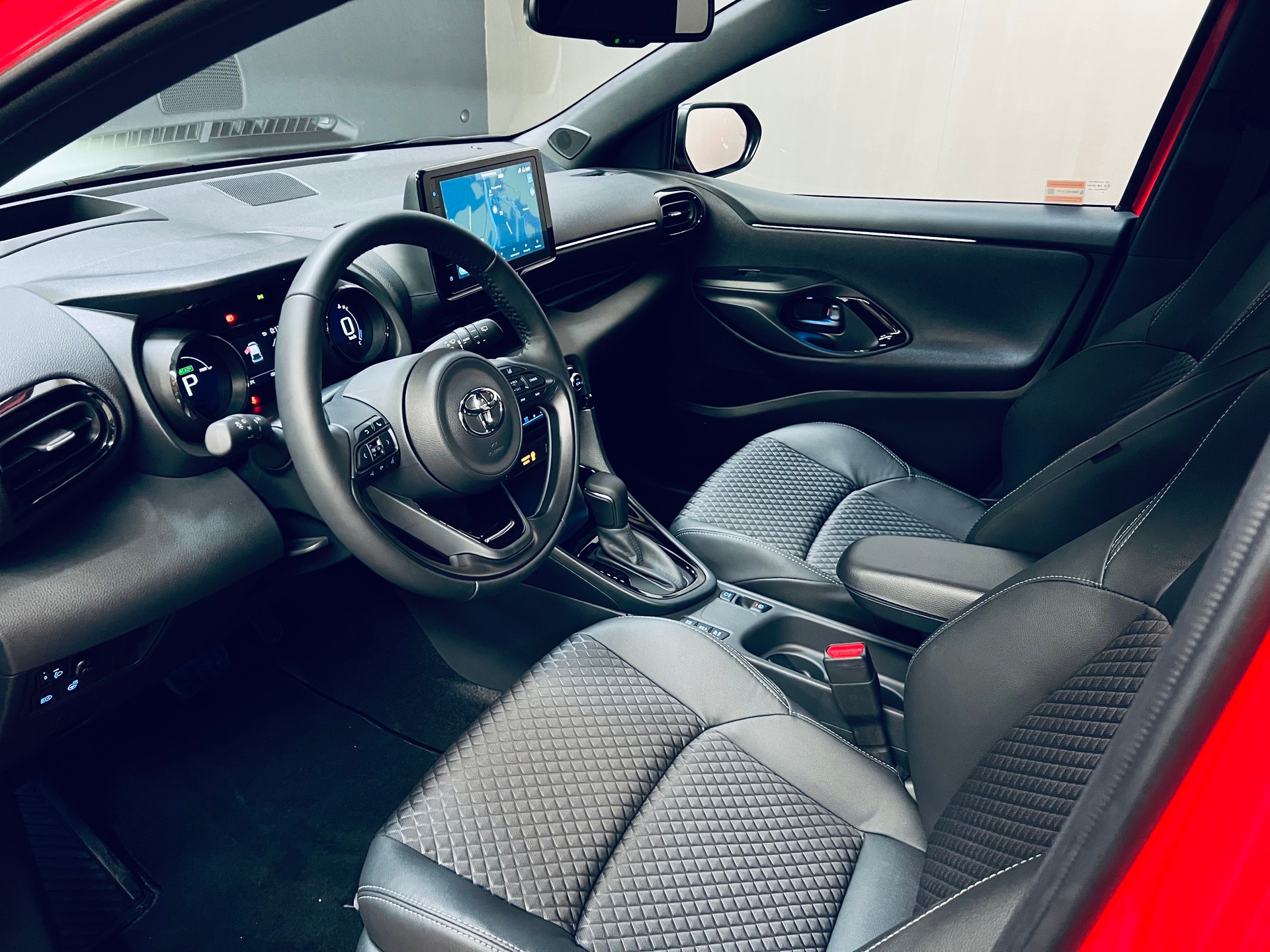 TOYOTA Yaris 1.5 Premium e-CVT-image-10