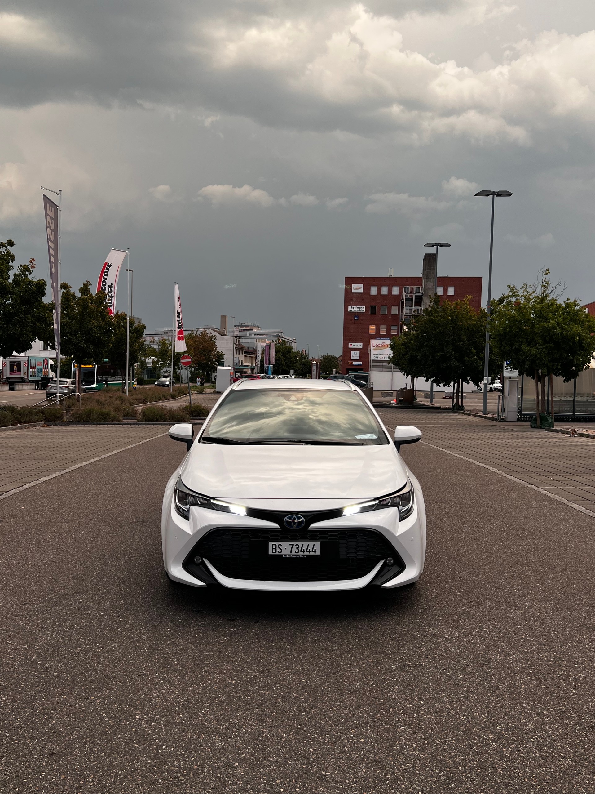 TOYOTA Touring Sports 1.8 HSD Comfort e-CVT-image-3