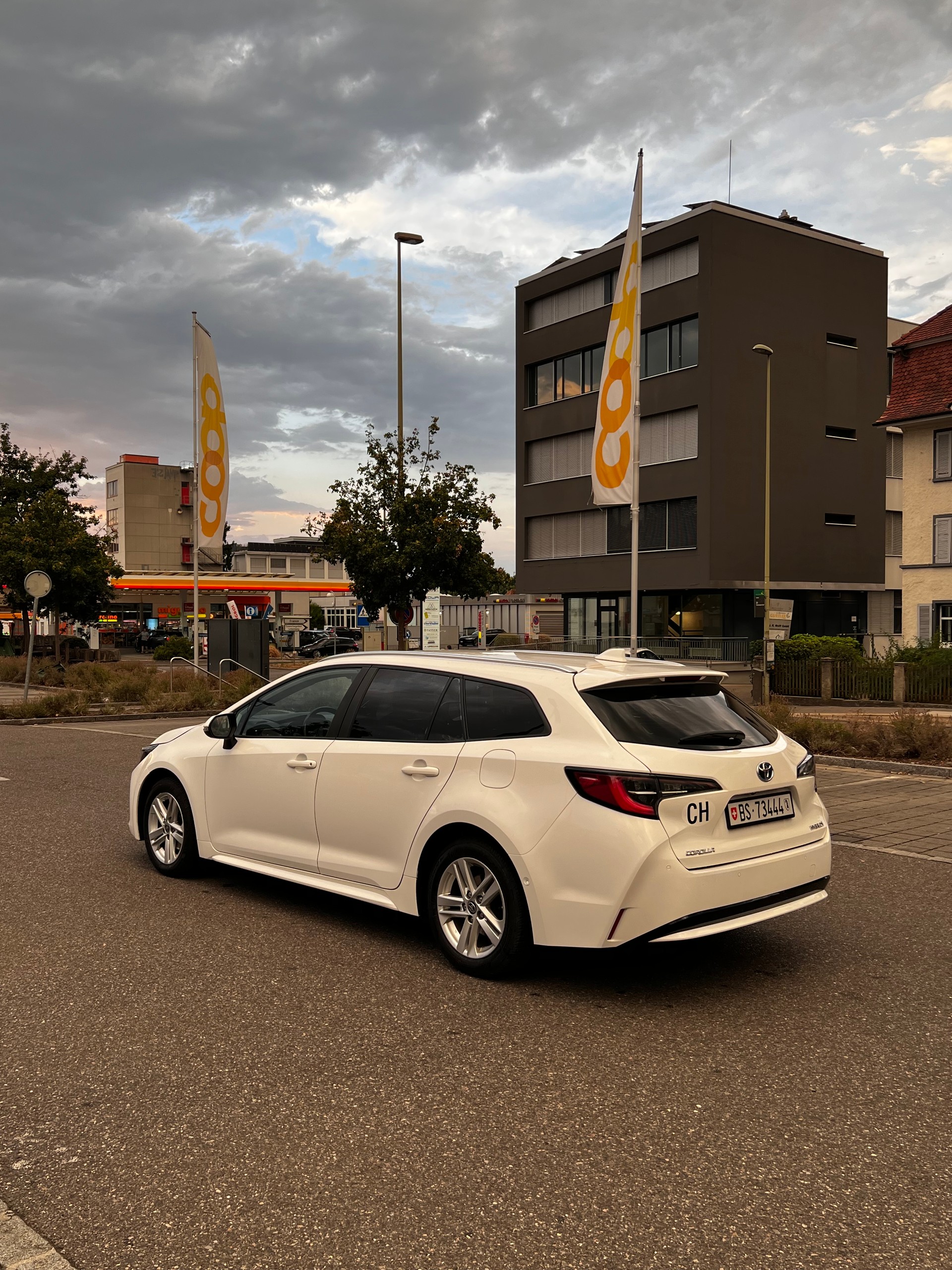 TOYOTA Touring Sports 1.8 HSD Comfort e-CVT-image-1