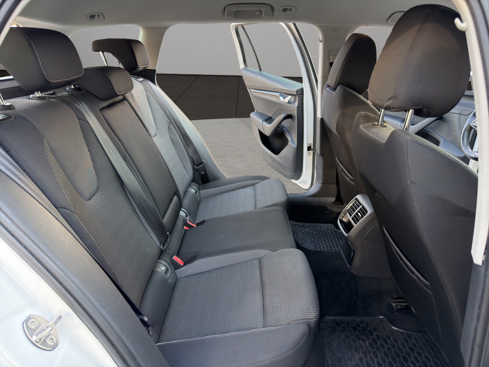 SKODA Octavia Combi 2.0 TDI DSG Ambition 4x4-image-17