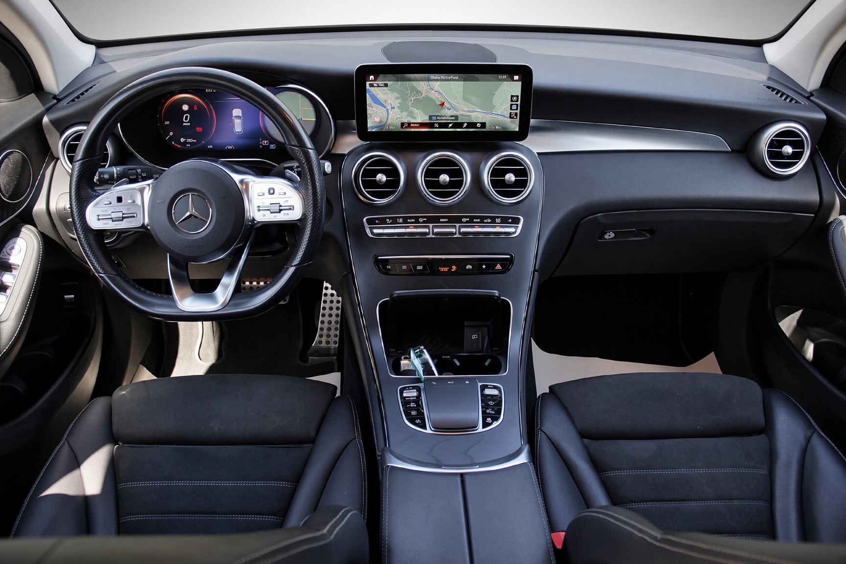 MERCEDES-BENZ GLC 300 d AMG Line 4Matic 9G-Tronic-image-10