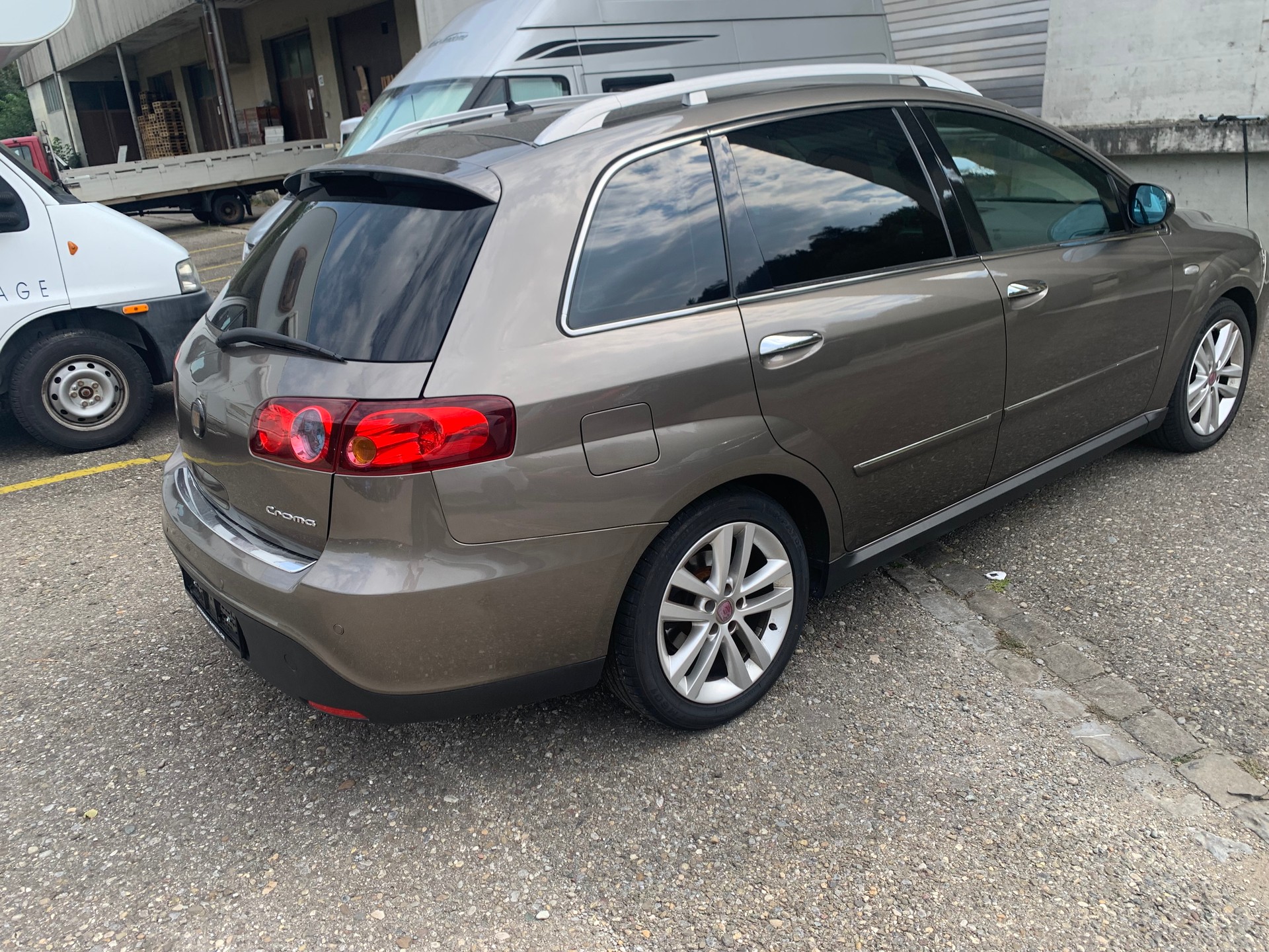FIAT Croma 1.9 16V JTD Lusso Automatic-image-2
