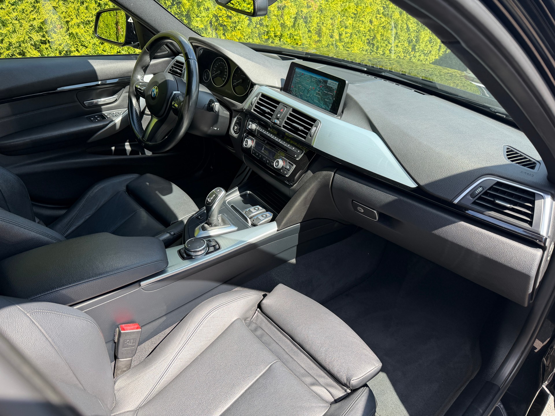BMW 330i xDrive Touring M Sport Steptronic-image-10