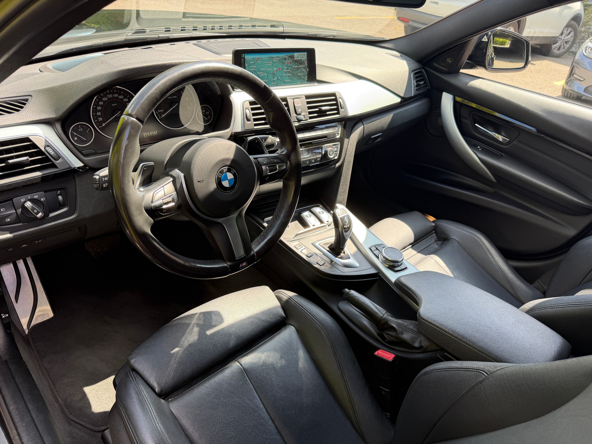 BMW 330i xDrive Touring M Sport Steptronic-image-8