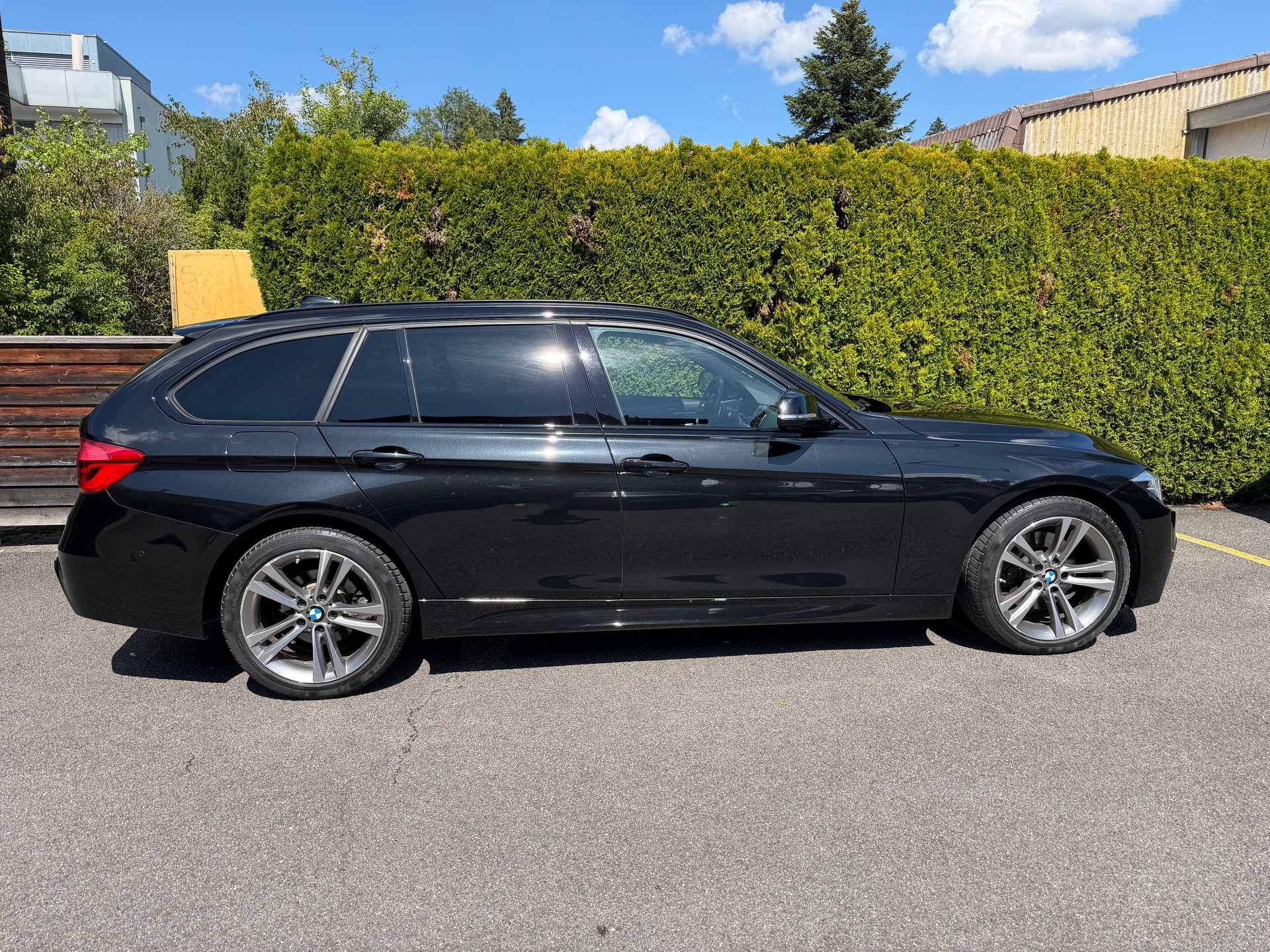 BMW 330i xDrive Touring M Sport Steptronic-image-5