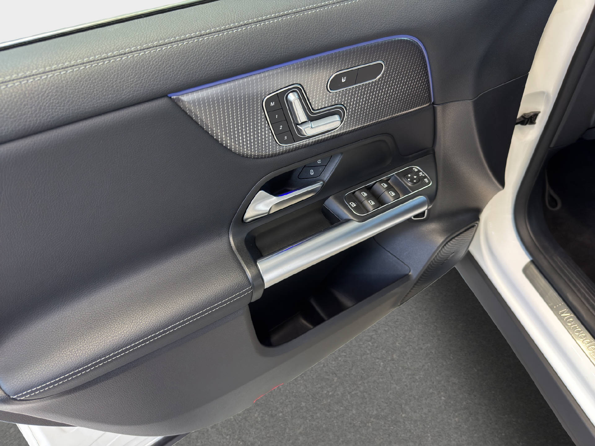 MERCEDES-BENZ EQA 300 4MATIC Swiss Star-image-12