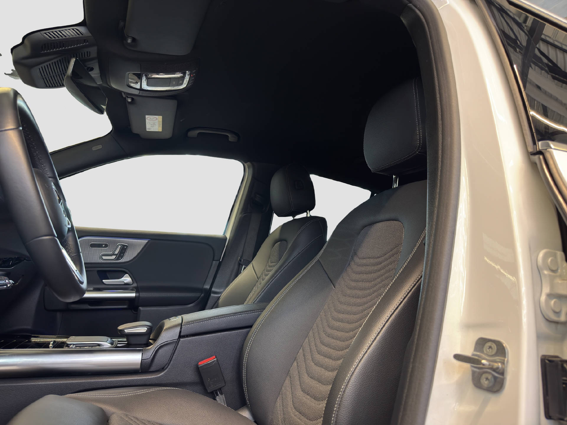 MERCEDES-BENZ EQA 300 4MATIC Swiss Star-image-11