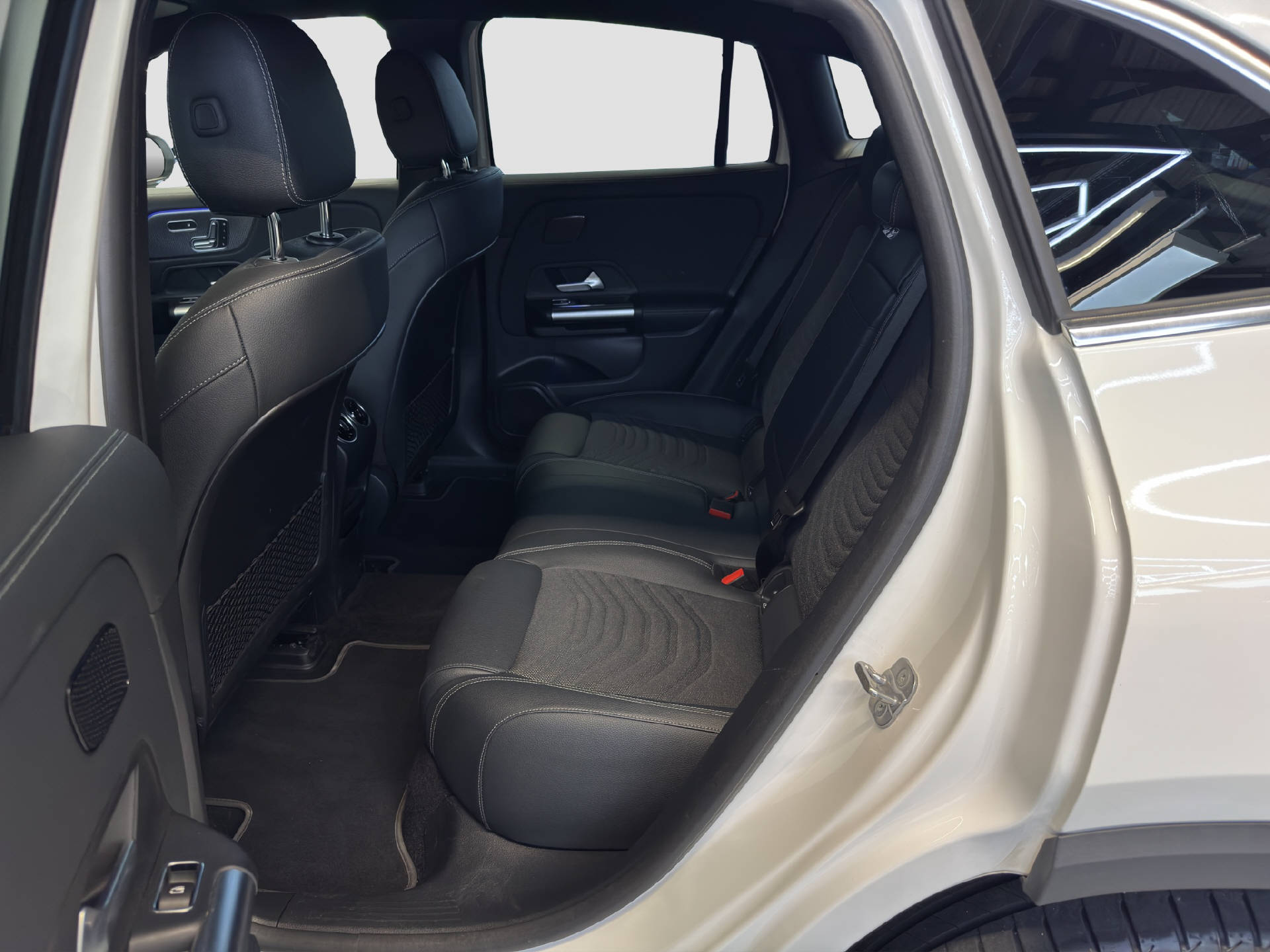 MERCEDES-BENZ EQA 300 4MATIC Swiss Star-image-13
