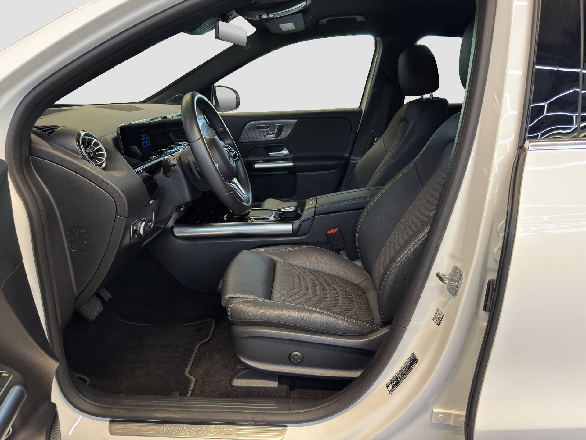 MERCEDES-BENZ EQA 300 4MATIC Swiss Star-image-6