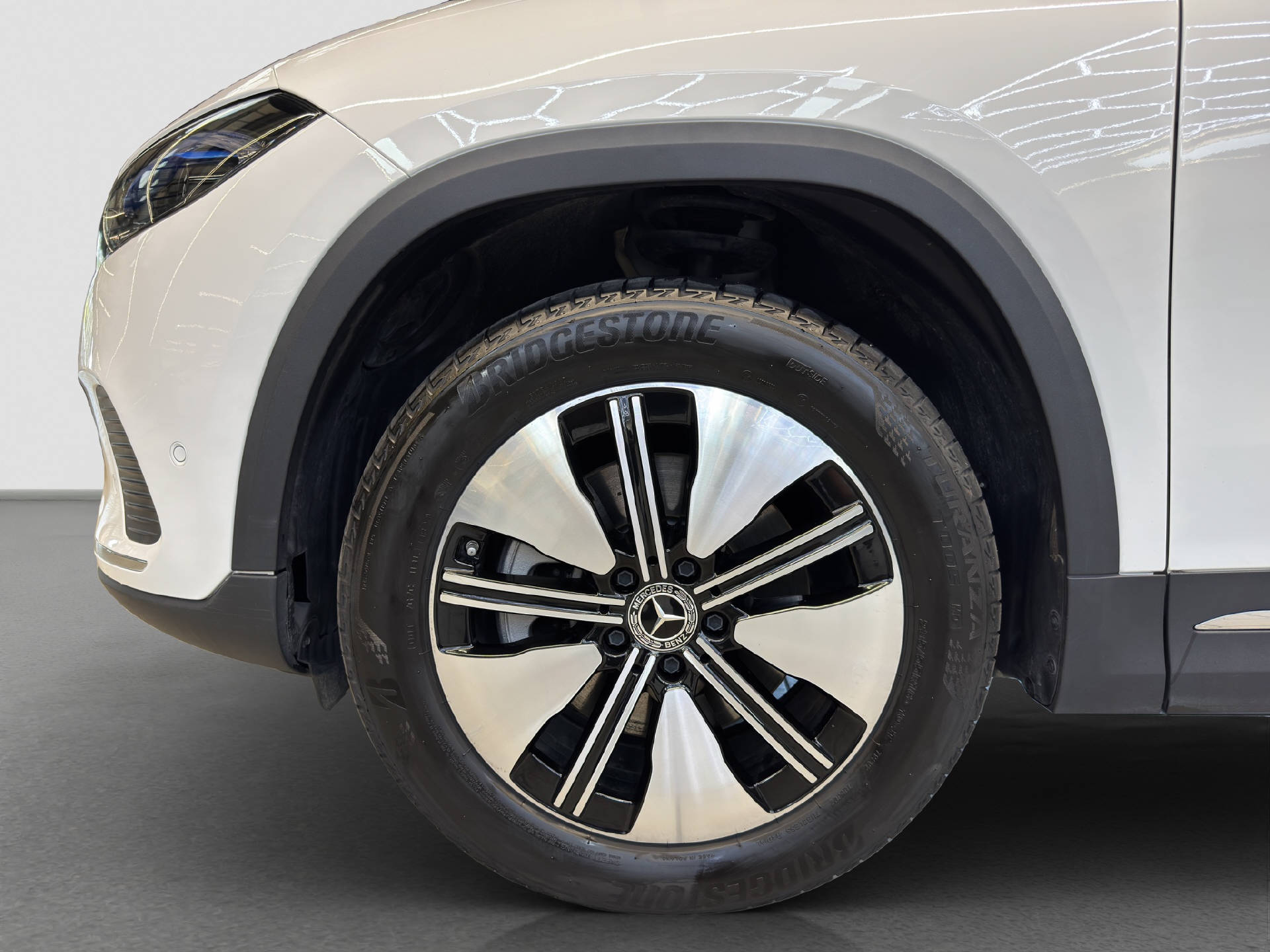 MERCEDES-BENZ EQA 300 4MATIC Swiss Star-image-5