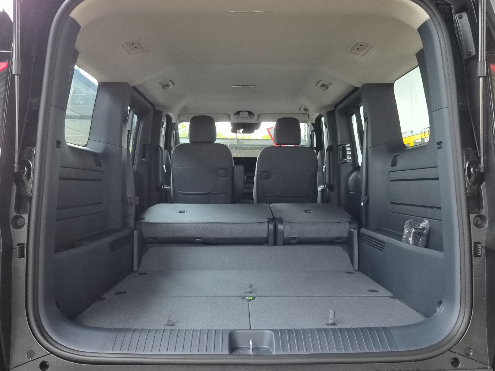 KIA PV5 Passenger 71.2 kWh Elite-image-9