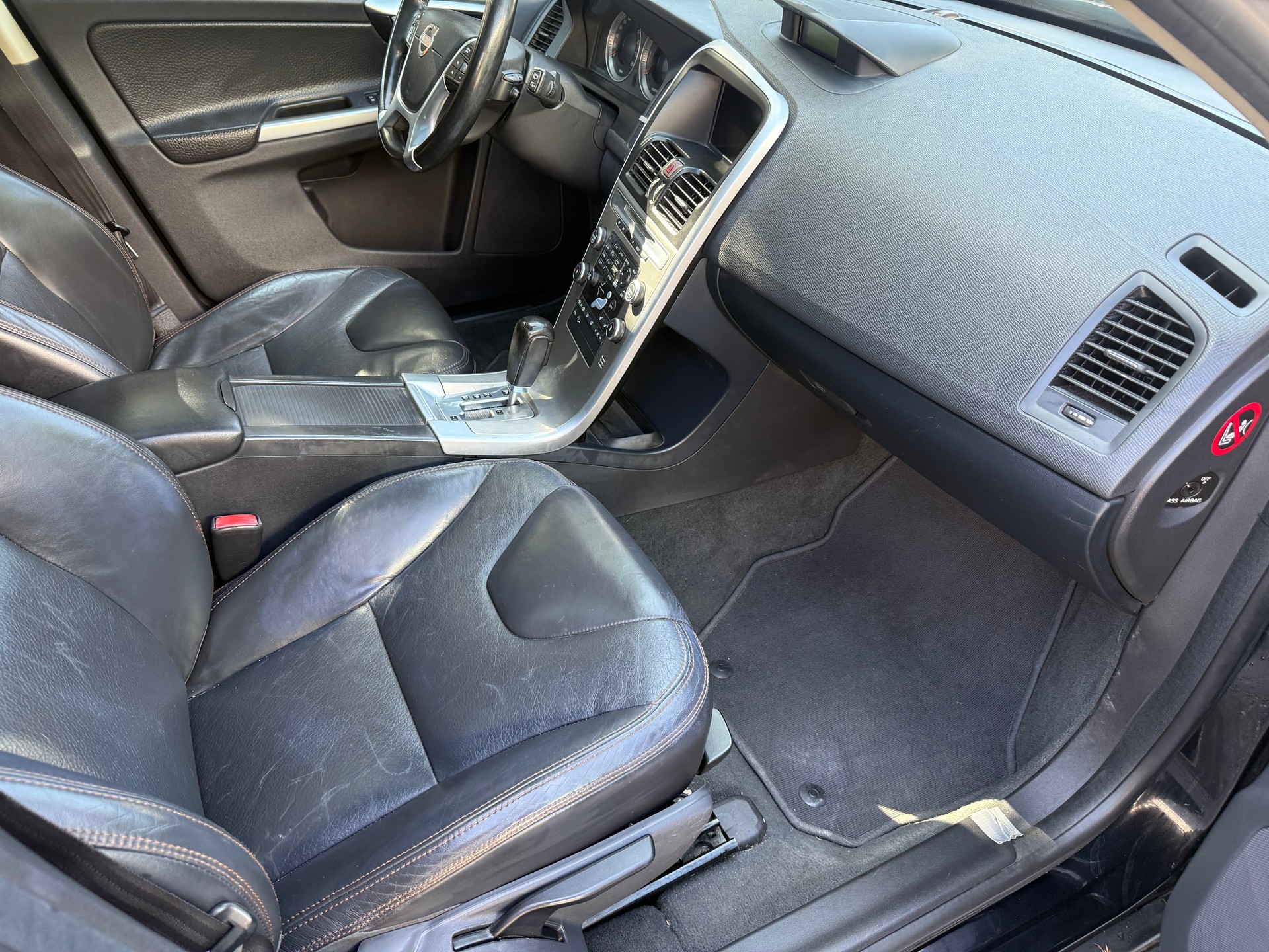 VOLVO XC60 D5 AWD Summum Geartronic-image-8