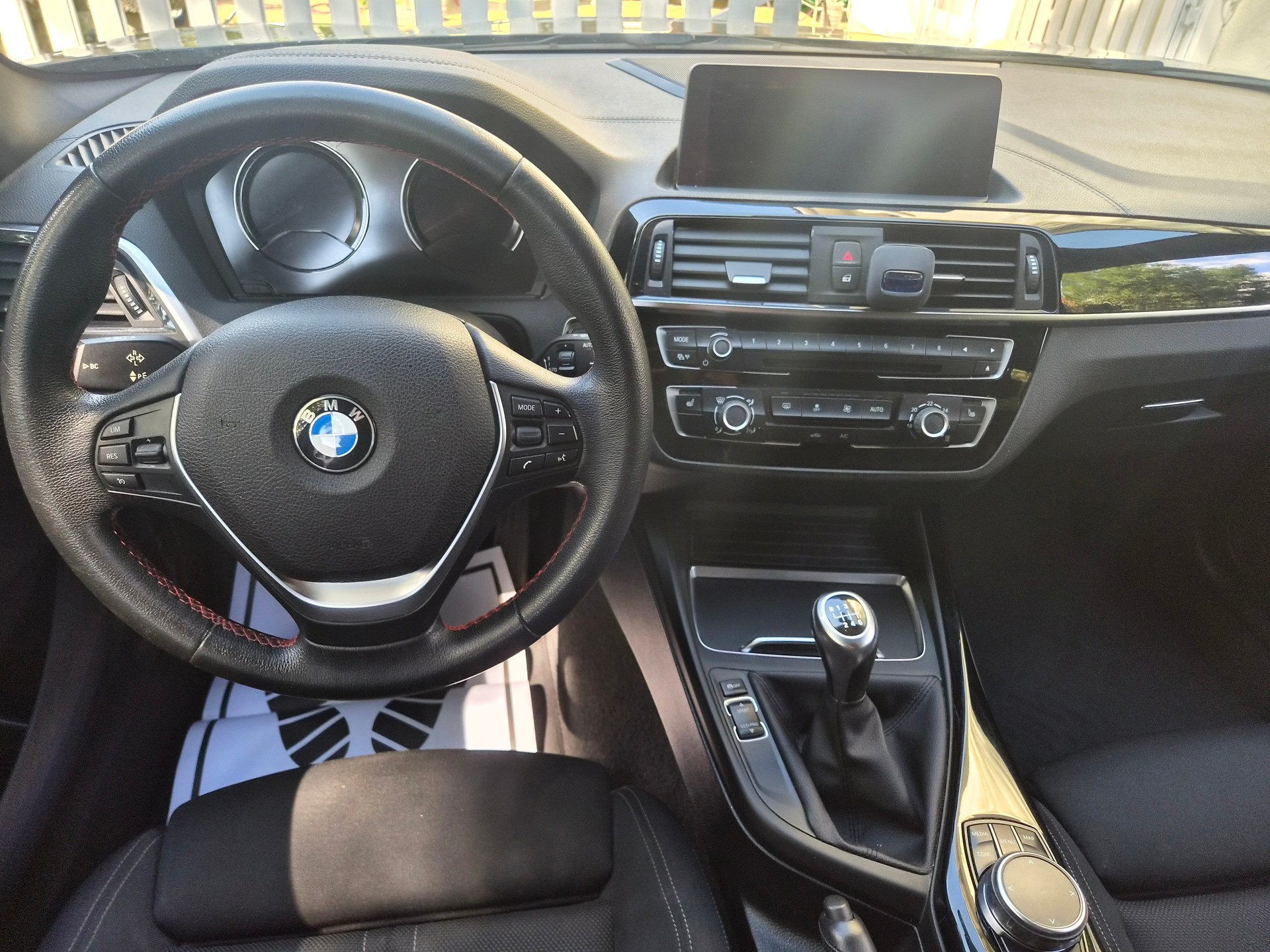 BMW 118i Sport Line-image-10