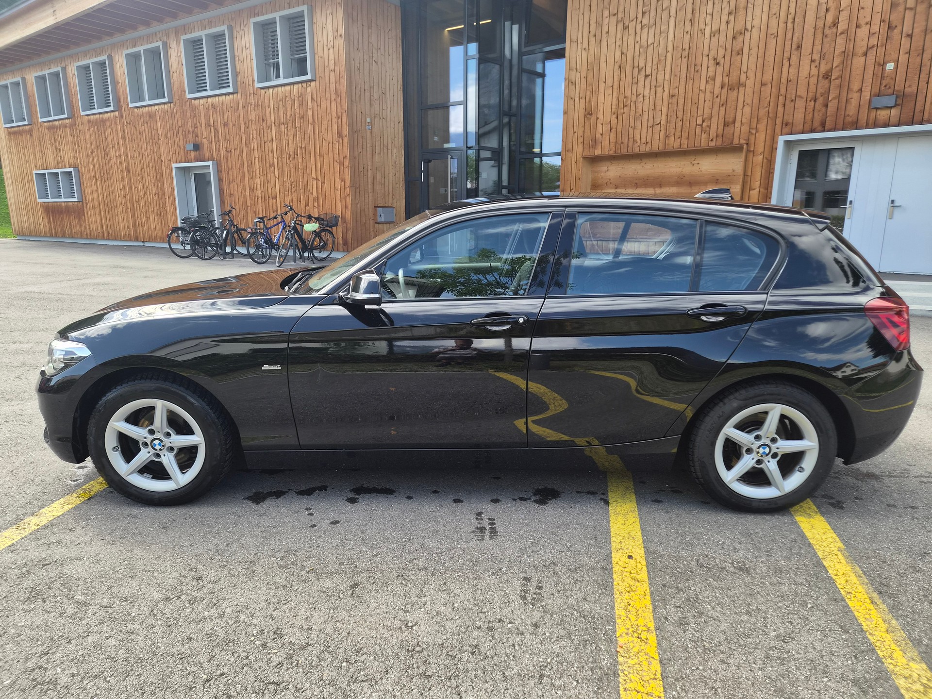 BMW 118i Sport Line-image-4