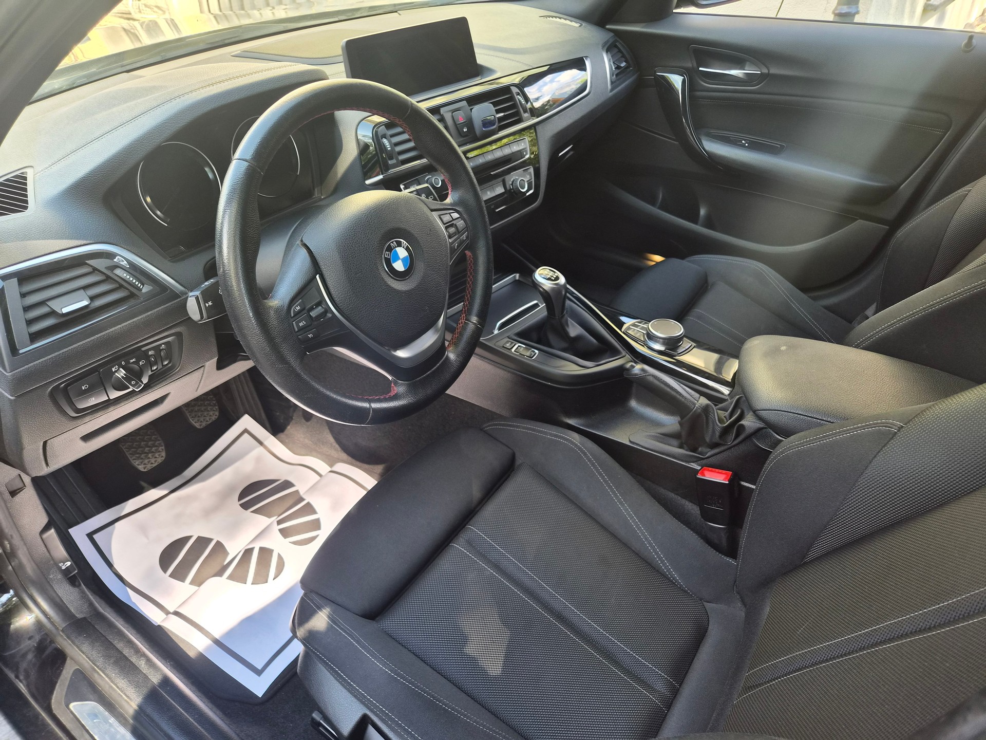 BMW 118i Sport Line-image-11