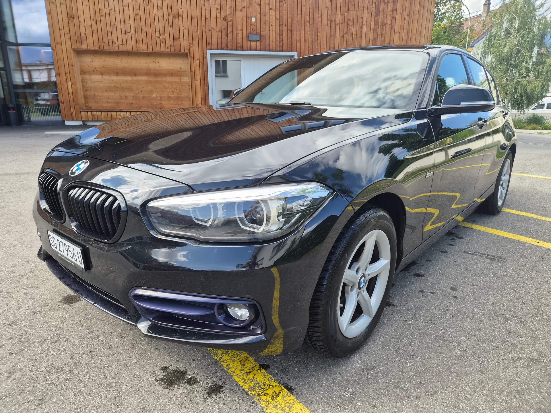 BMW 118i Sport Line-image-0
