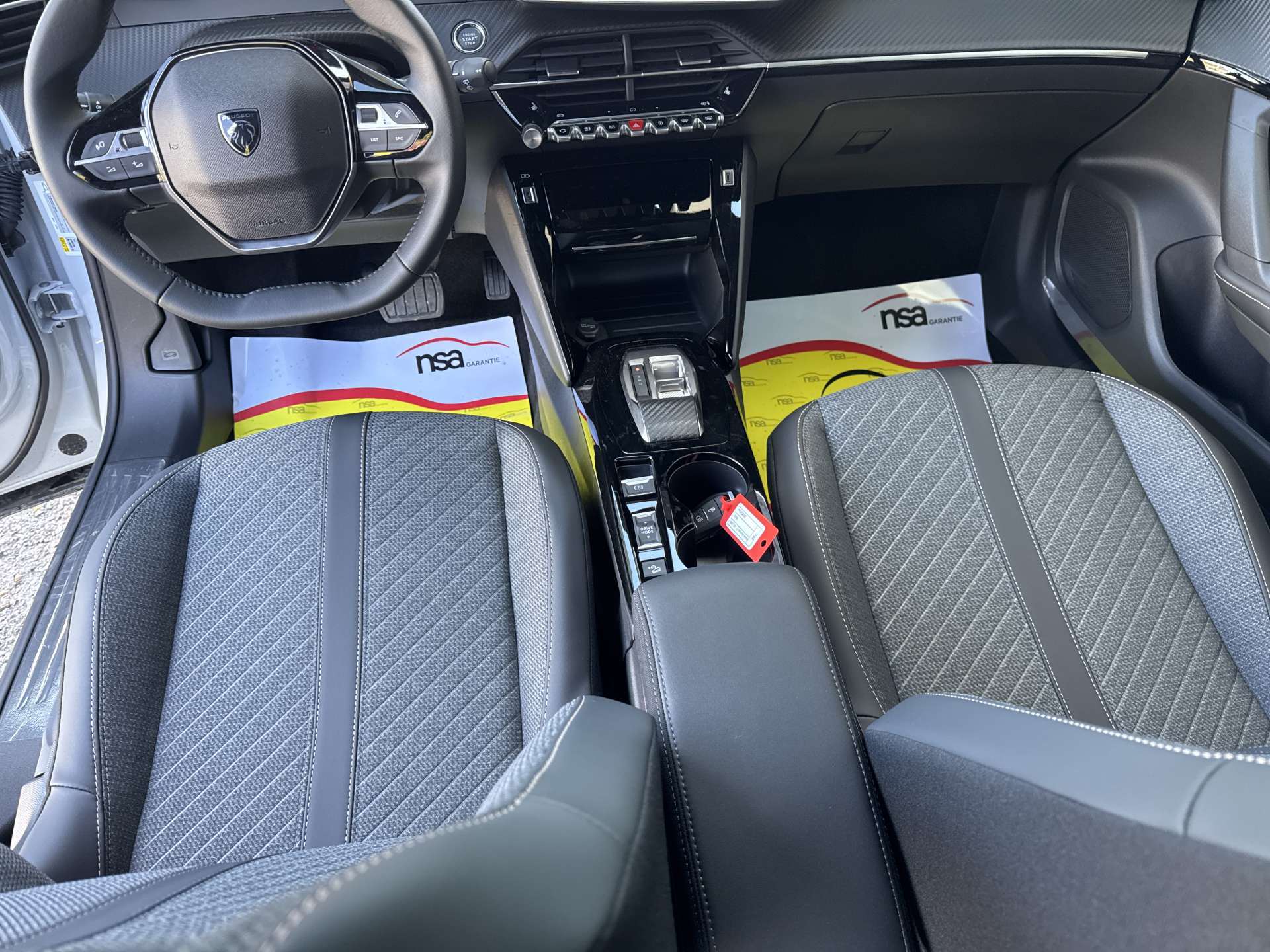 PEUGEOT 2008 1.2 145 MHEV Allure Automat-image-13