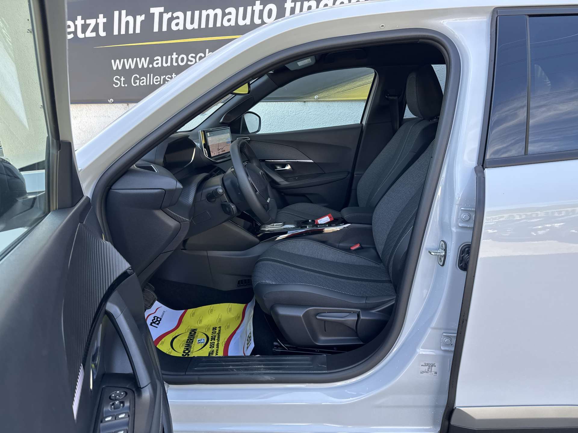 PEUGEOT 2008 1.2 145 MHEV Allure Automat-image-6