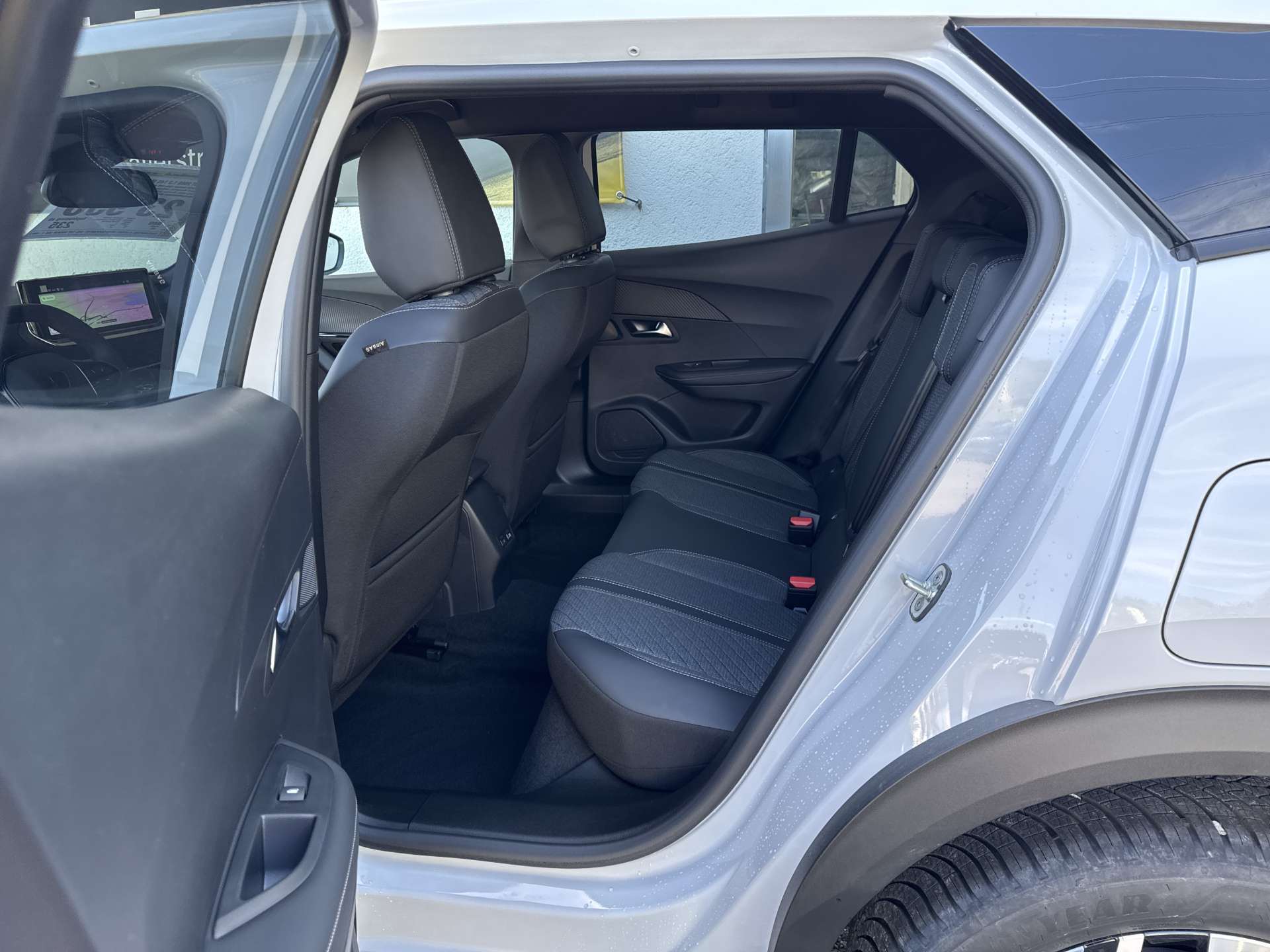 PEUGEOT 2008 1.2 145 MHEV Allure Automat-image-7
