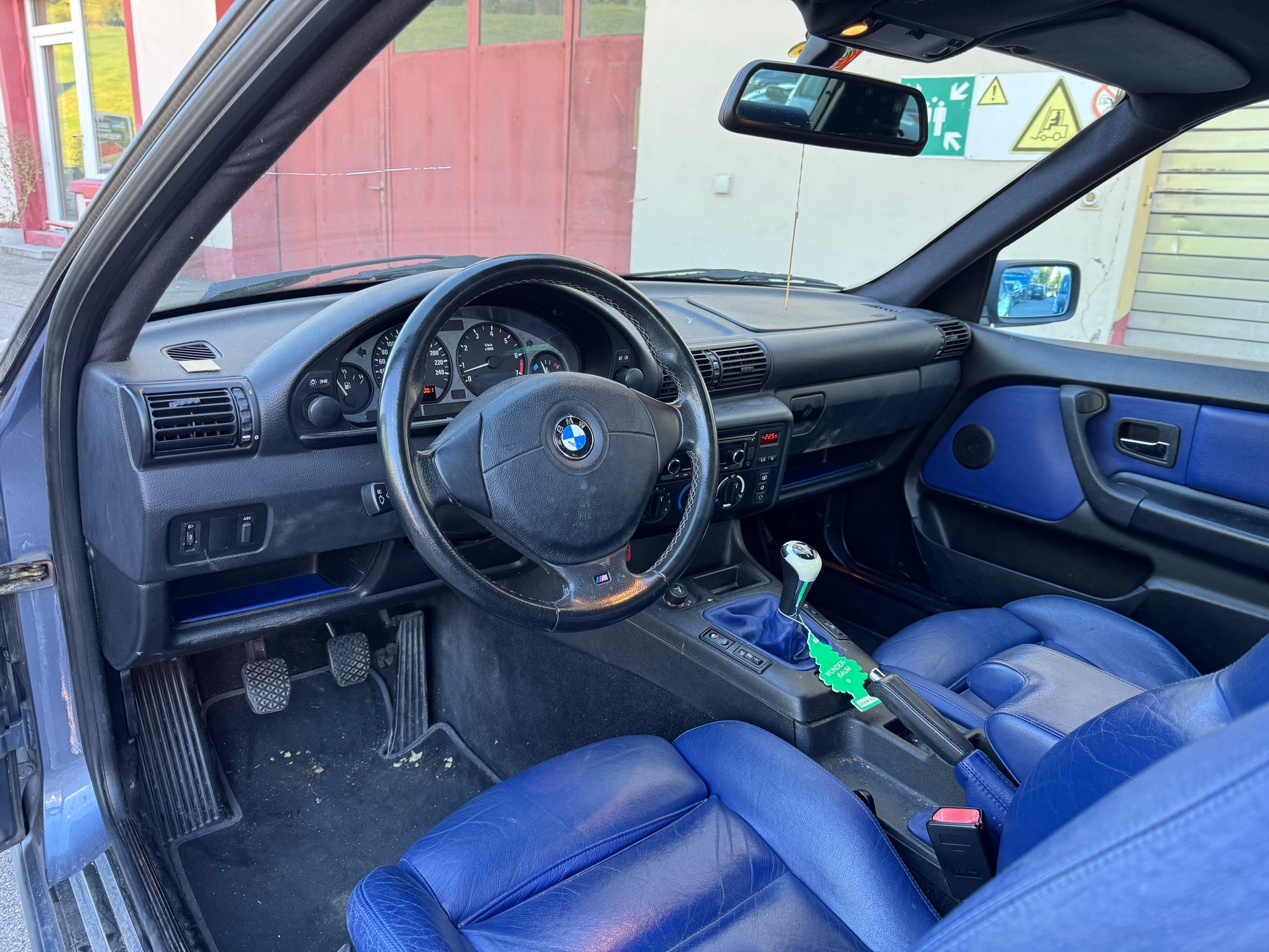 BMW 323ti Compact Sport-image-7