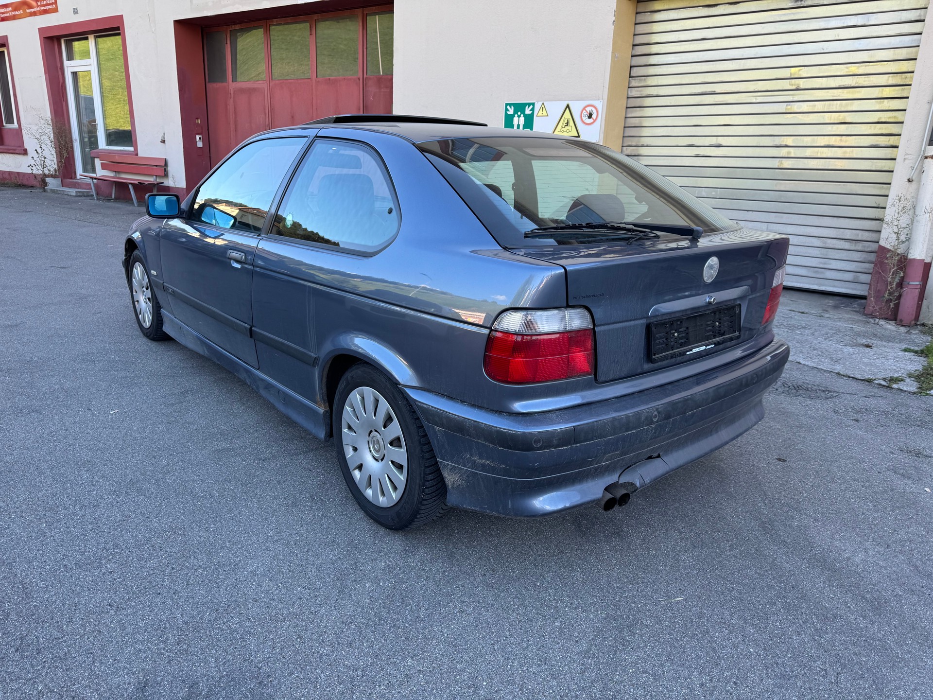 BMW 323ti Compact Sport-image-2