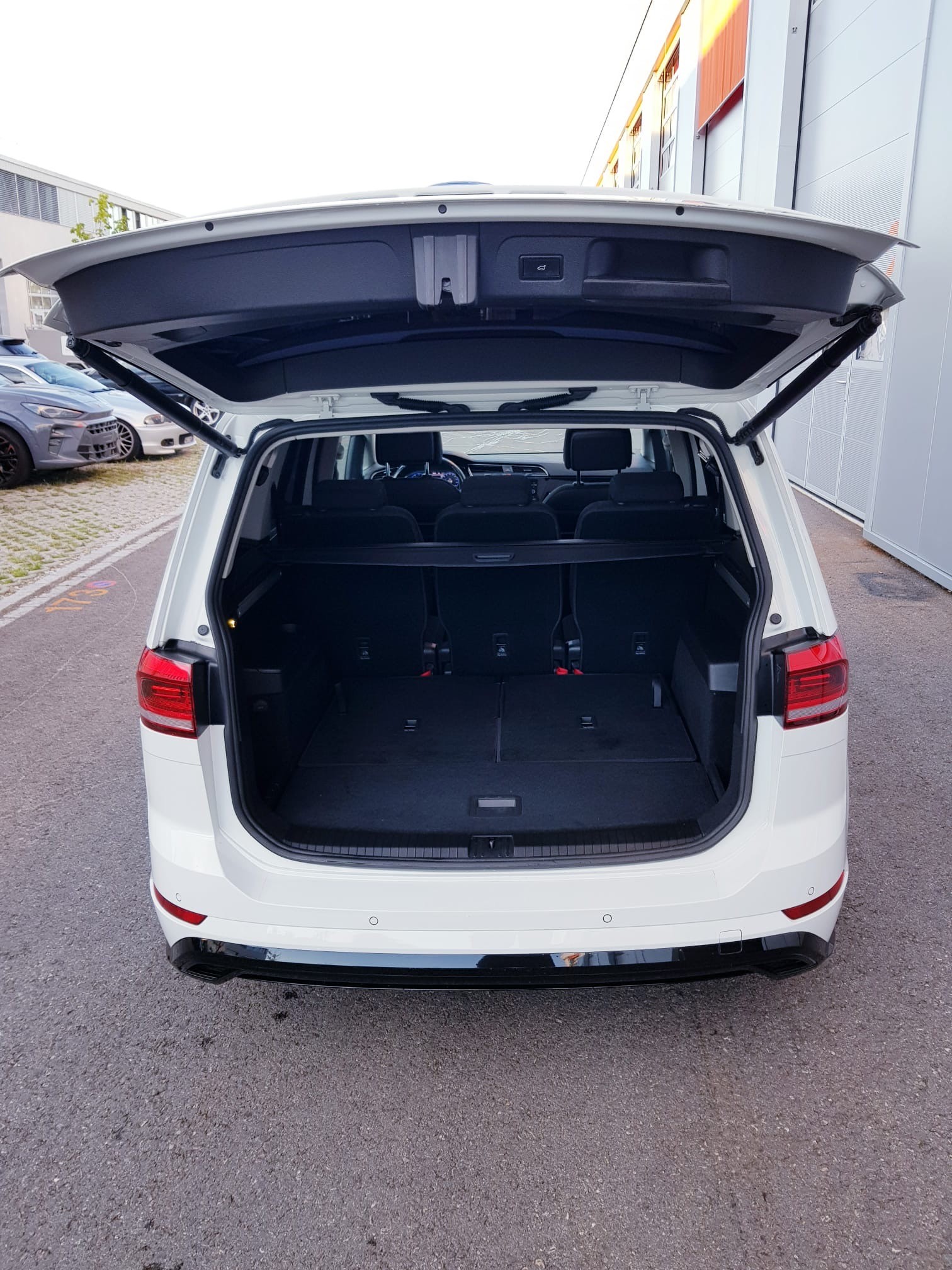 VW Touran 1.5 TSI Highline DSG 7 Sitze-image-8