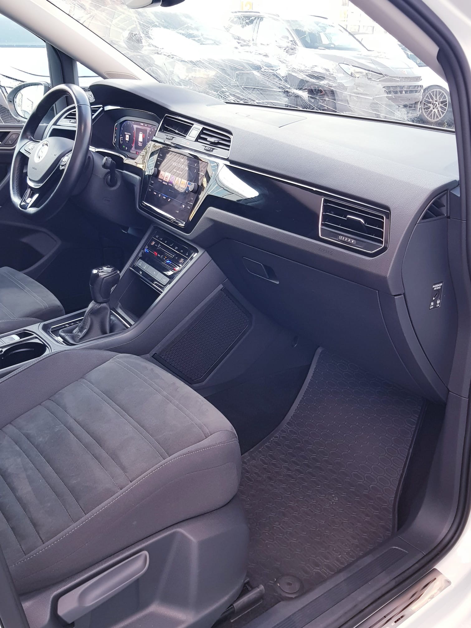 VW Touran 1.5 TSI Highline DSG 7 Sitze-image-15