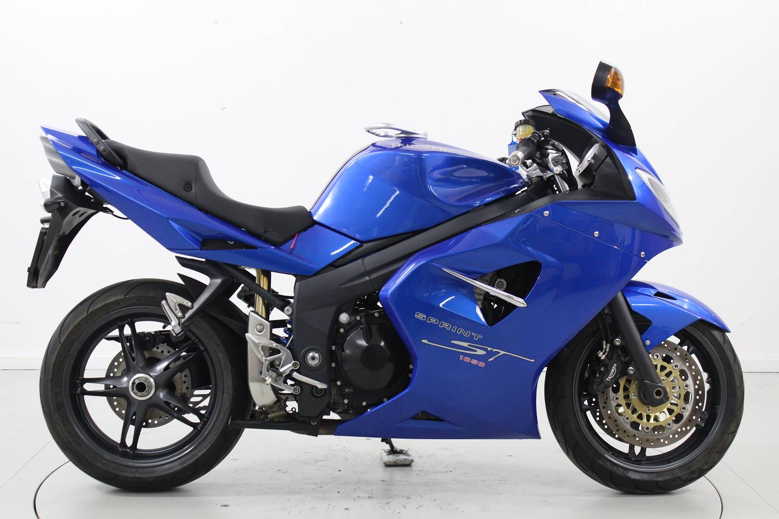 TRIUMPH Sprint 1050 ST-showroom-element-3