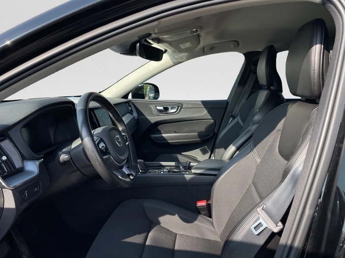 VOLVO XC60 B4 Diesel Mild Hybrid AWD Momentum Geartronic-image-9