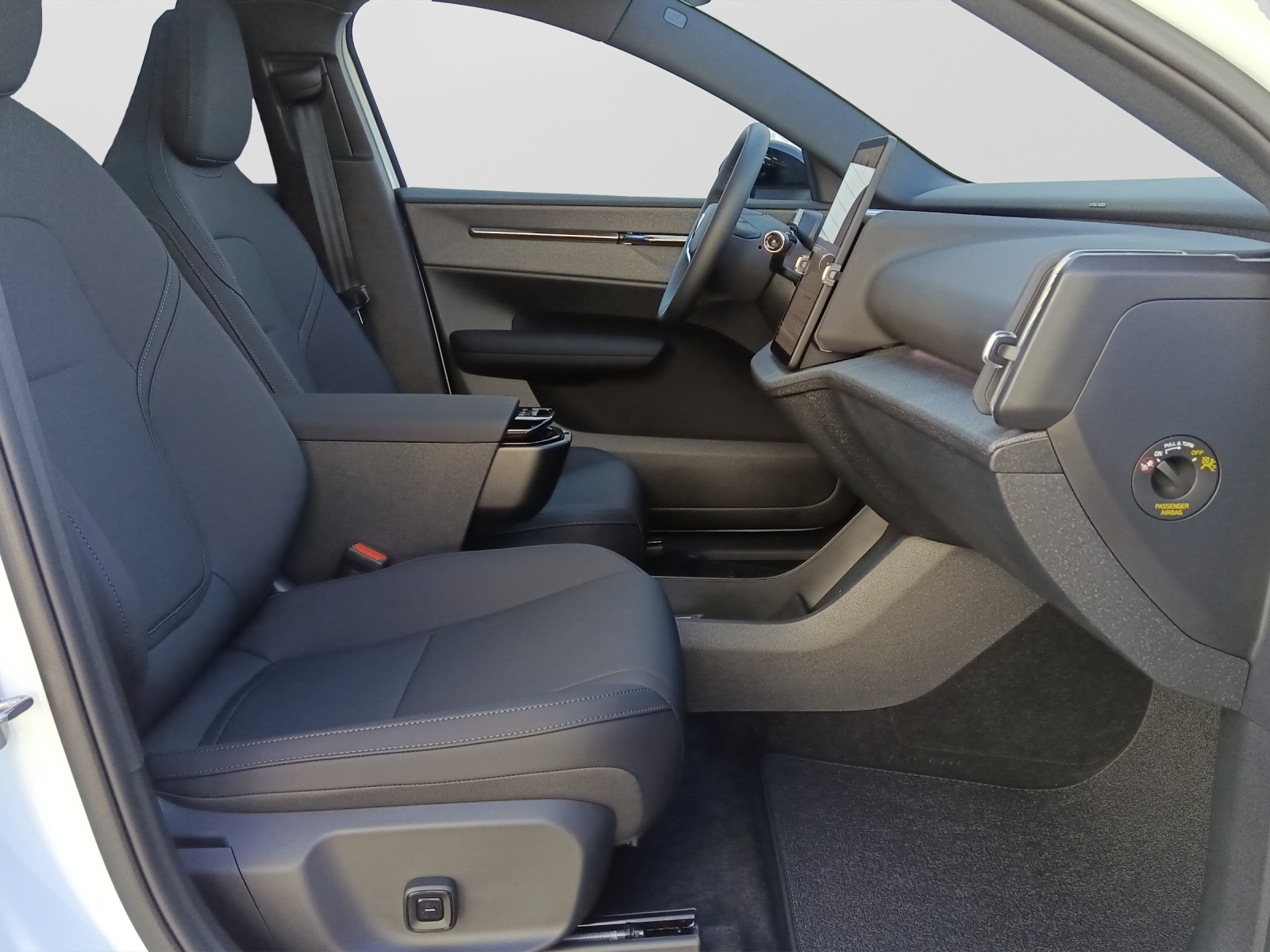 VOLVO EX30 E60 Twin Ultra Performance Xcentric Black Edition-image-4
