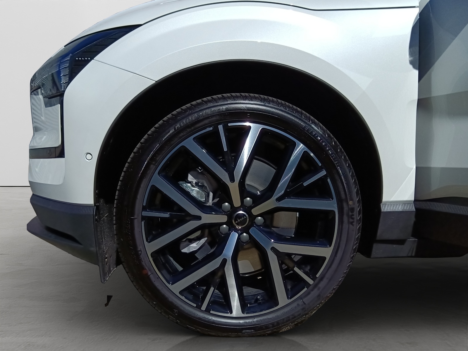VOLVO EX30 E60 Twin Ultra Performance Xcentric Black Edition-image-15