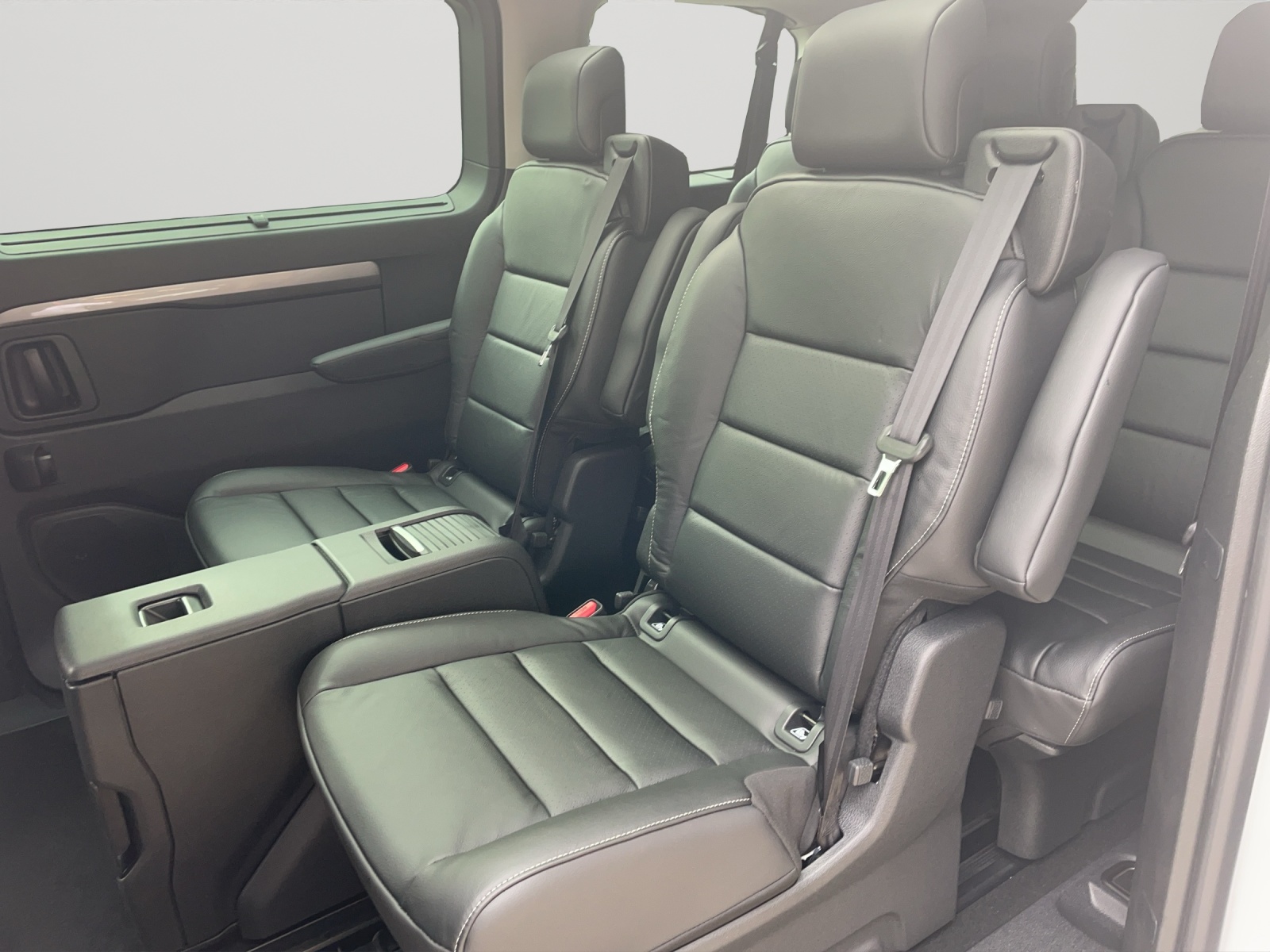 PEUGEOT Traveller NEW Business VIP Stand.-image-7