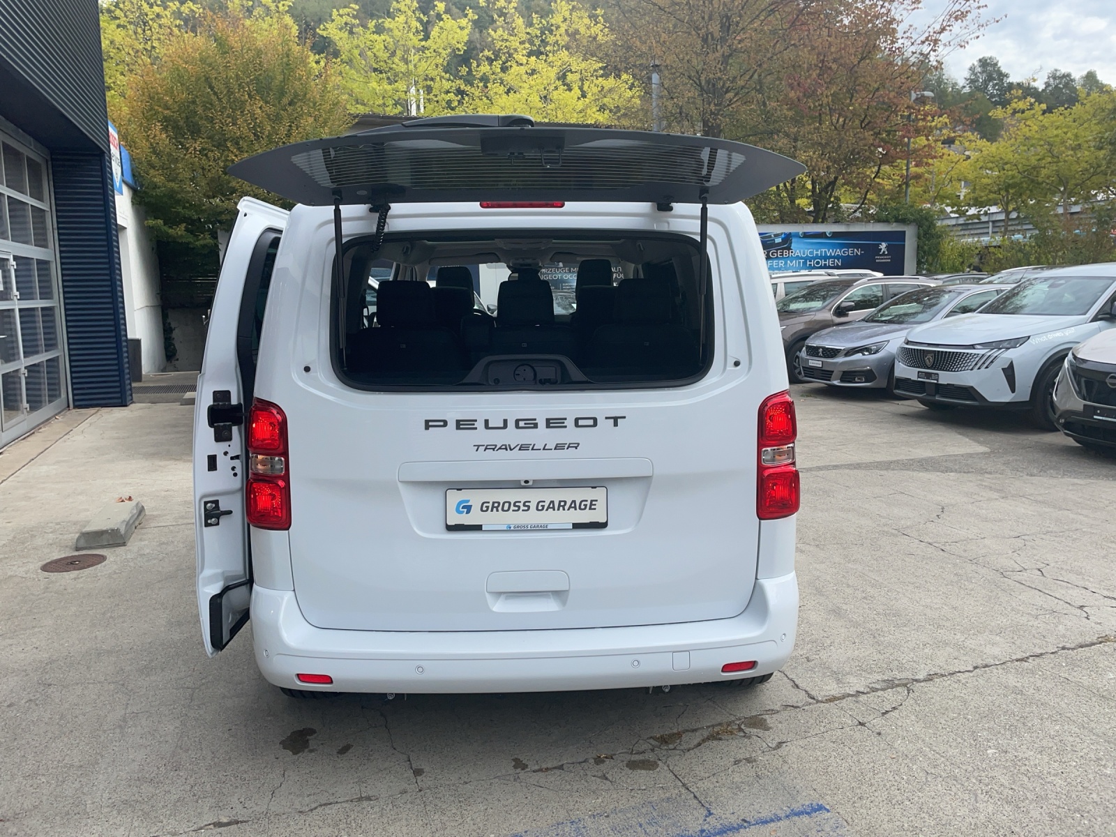 PEUGEOT Traveller NEW Business VIP Stand.-image-11