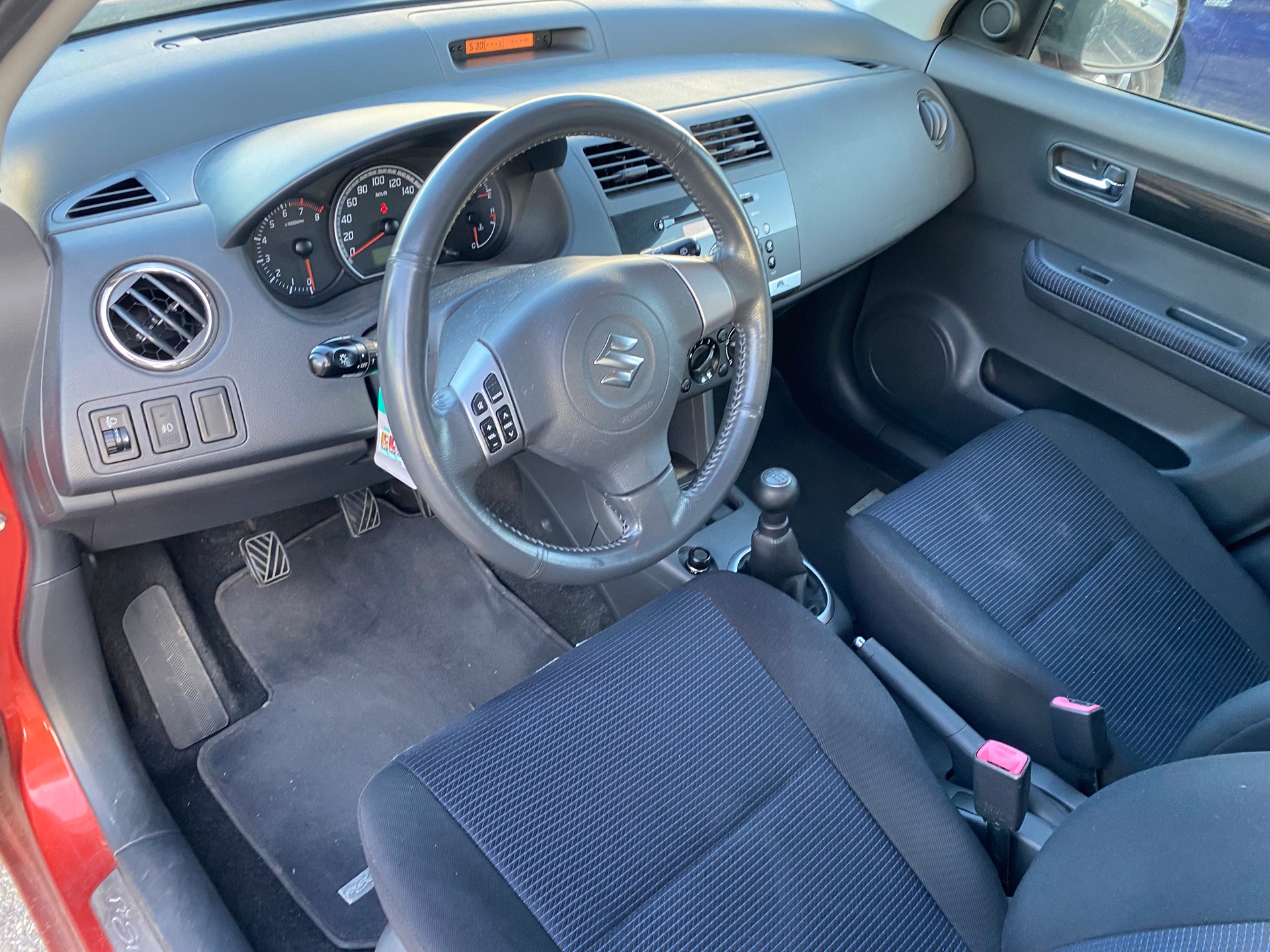 SUZUKI Swift 1.3i 16V GL Top 4x4-image-4