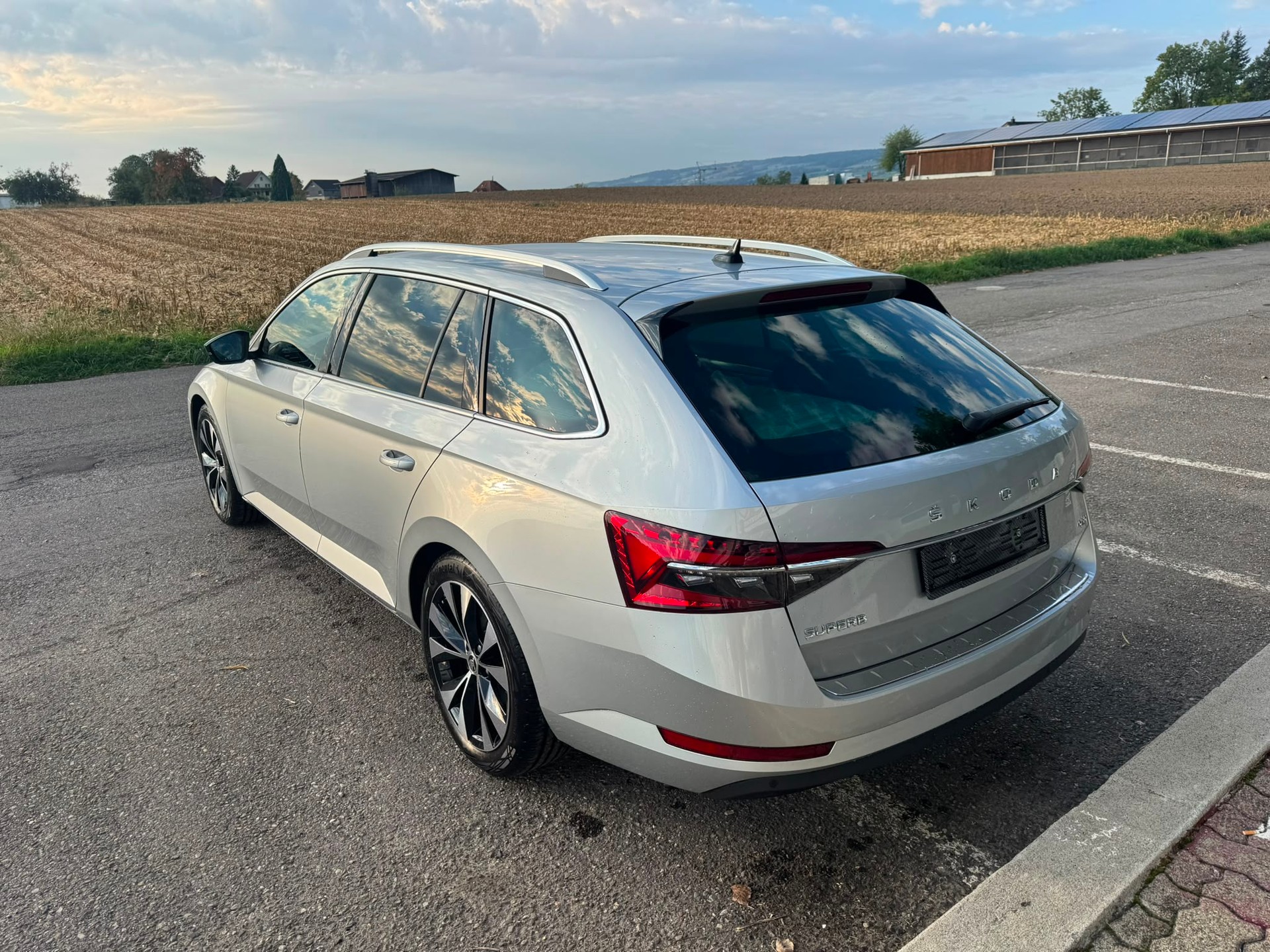 SKODA Superb Combi 2.0 TDi Style 4x4 DSG mit Anhängerkupplung-image-4