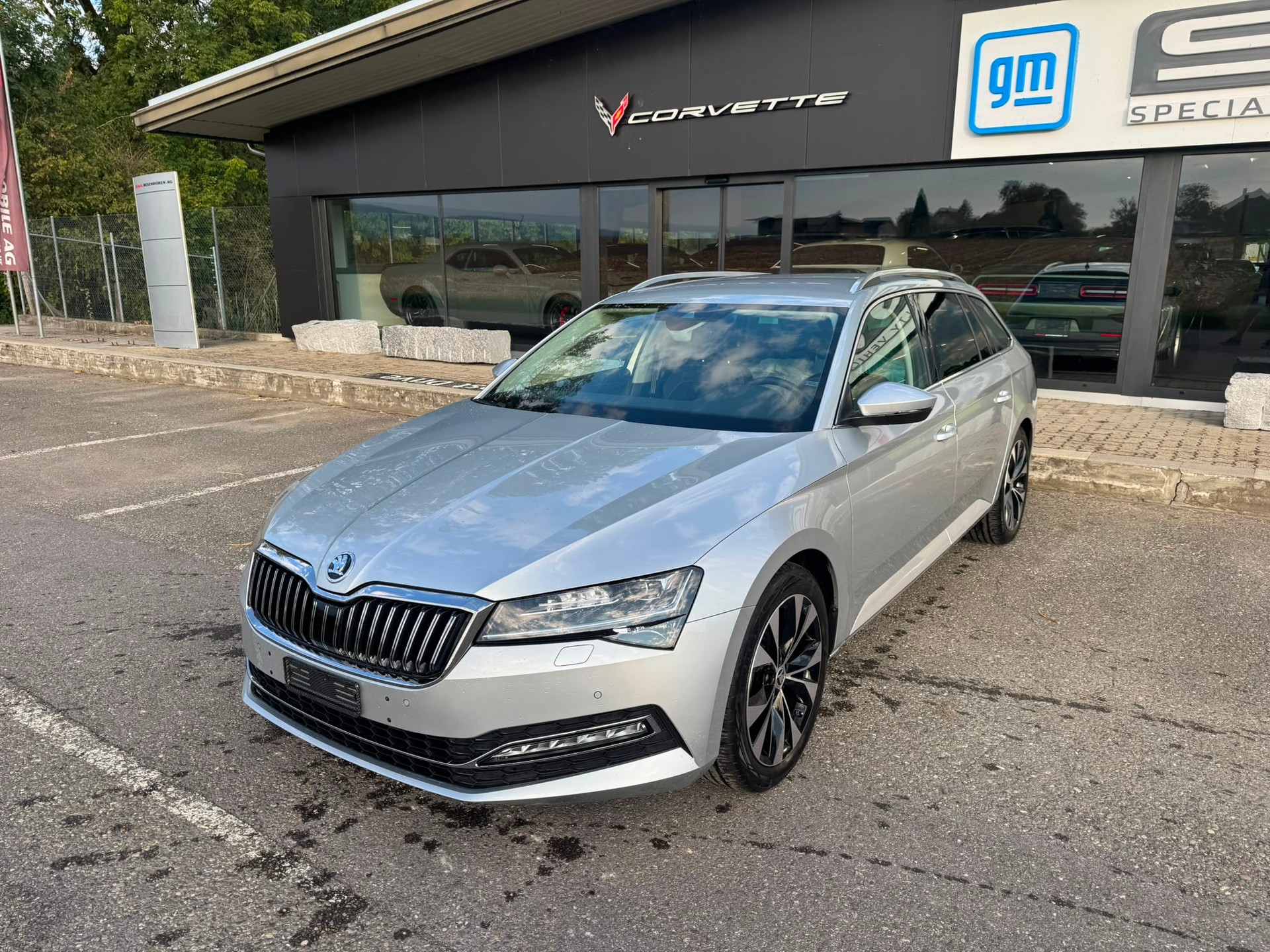 SKODA Superb Combi 2.0 TDi Style 4x4 DSG mit Anhängerkupplung-image-1