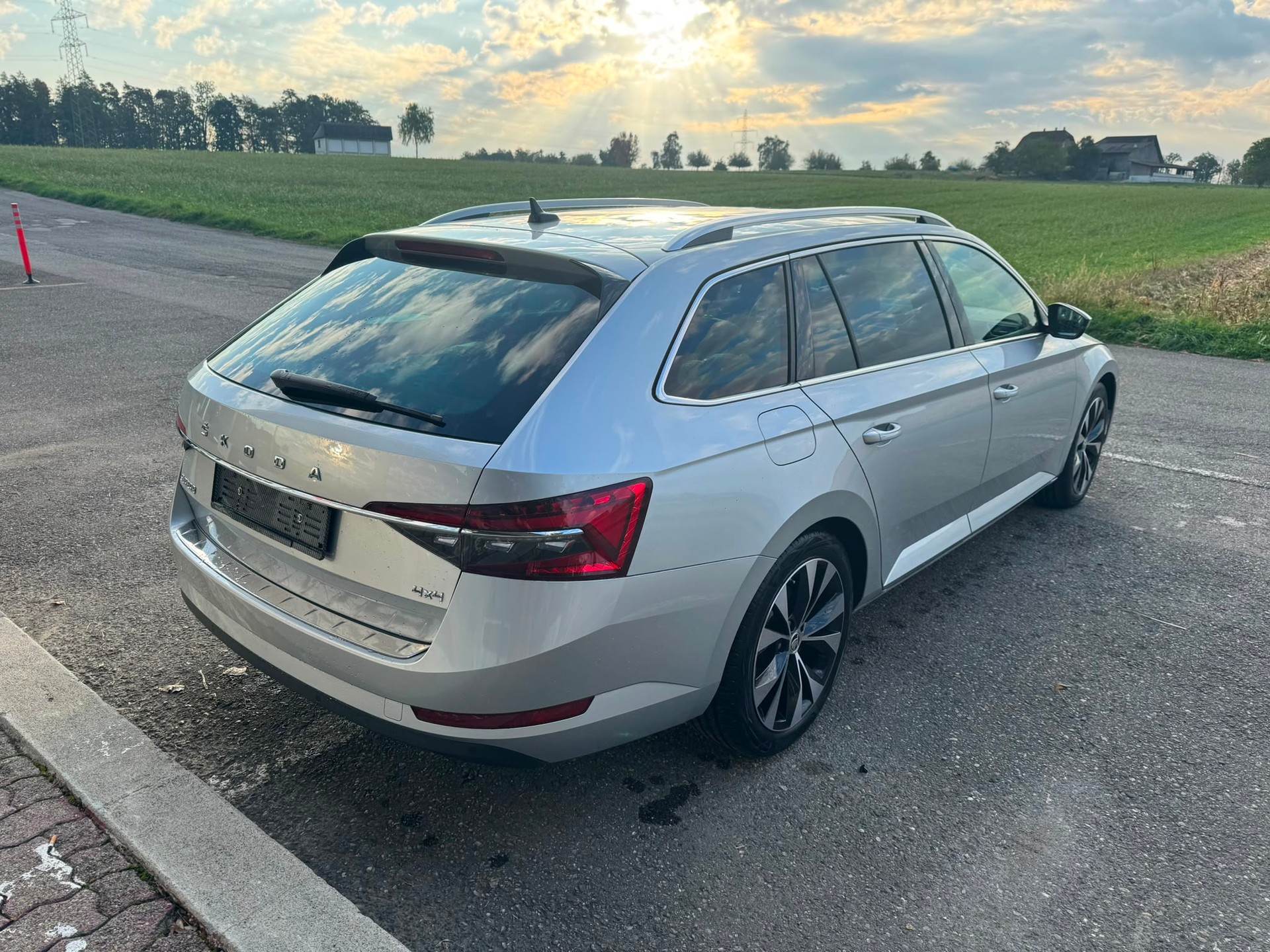SKODA Superb Combi 2.0 TDi Style 4x4 DSG mit Anhängerkupplung-image-3