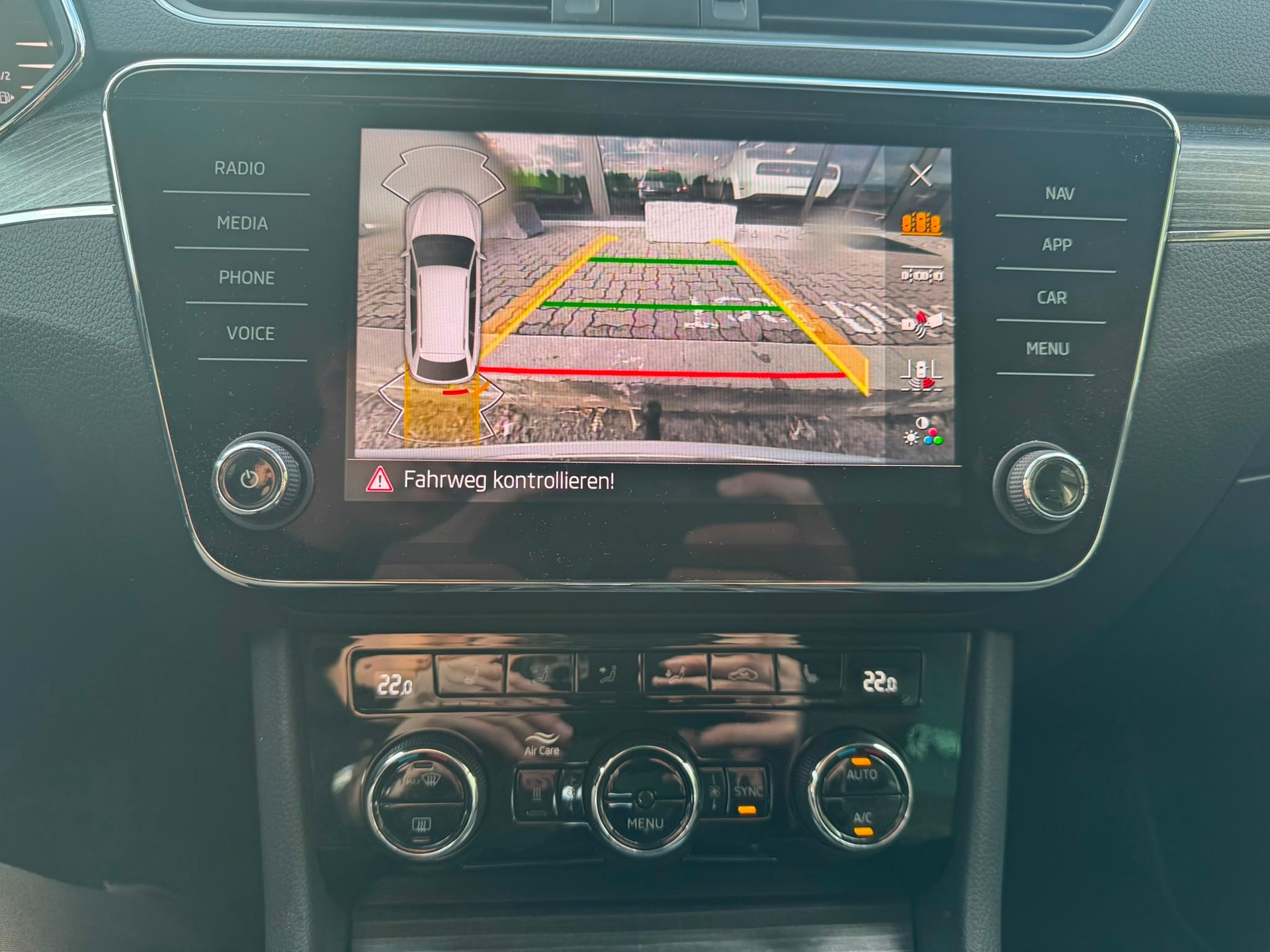 SKODA Superb Combi 2.0 TDi Style 4x4 DSG mit Anhängerkupplung-image-12