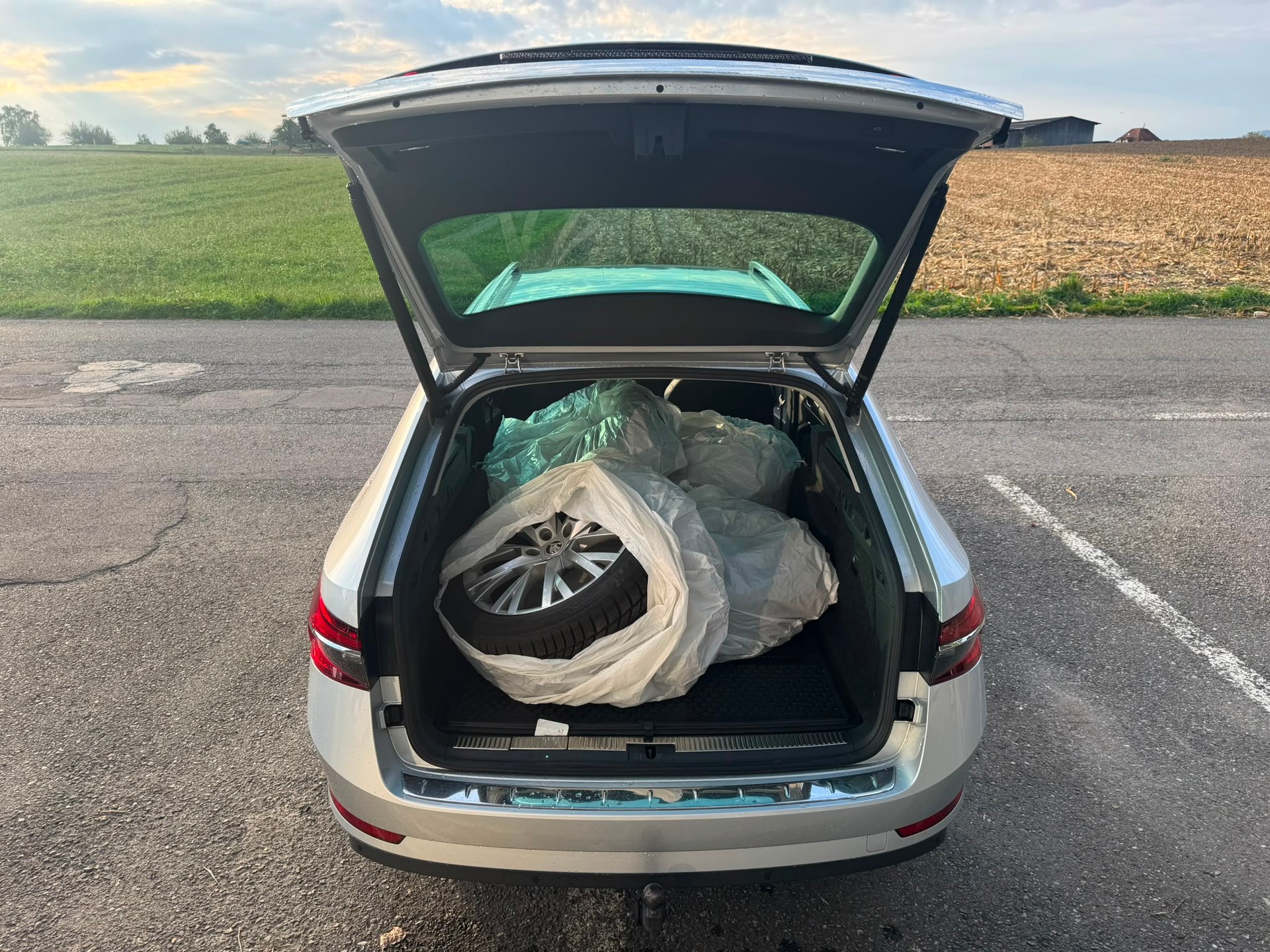 SKODA Superb Combi 2.0 TDi Style 4x4 DSG mit Anhängerkupplung-image-6