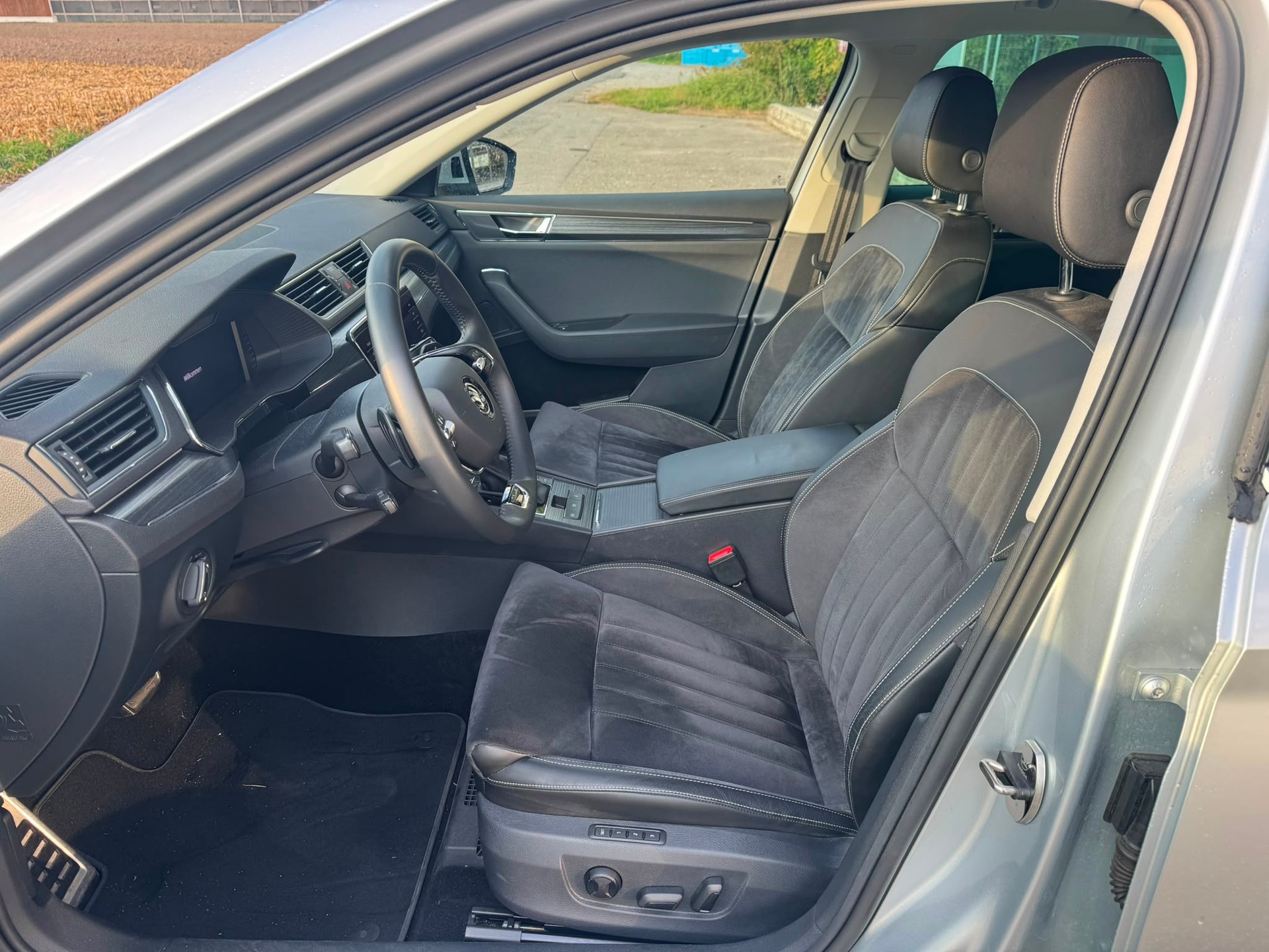 SKODA Superb Combi 2.0 TDi Style 4x4 DSG mit Anhängerkupplung-image-8